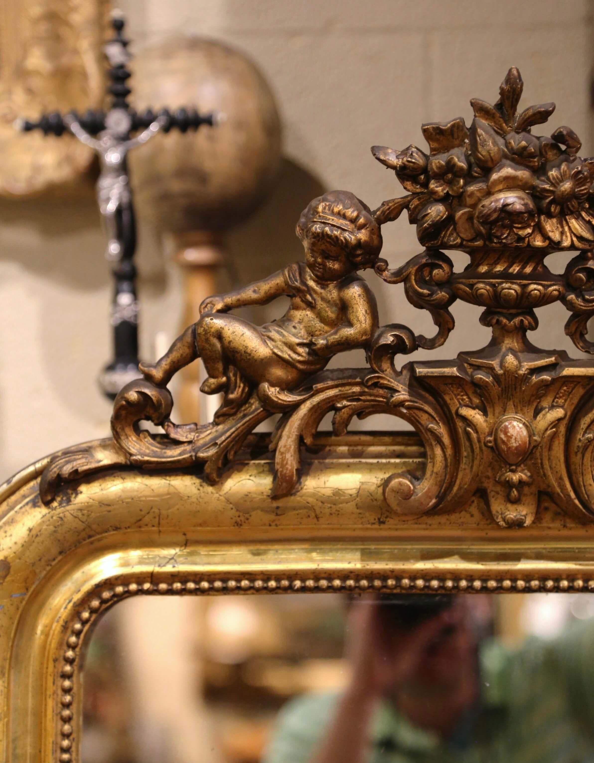 19th Century Louis Philippe Carved Giltwood Mirror with Cherub and Floral Motifs In Excellent Condition For Sale In Dallas, TX
