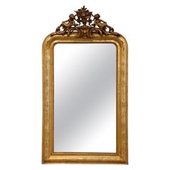 Espejo de madera dorada tallada Louis Philippe del siglo XIX con querubines y motivos florales