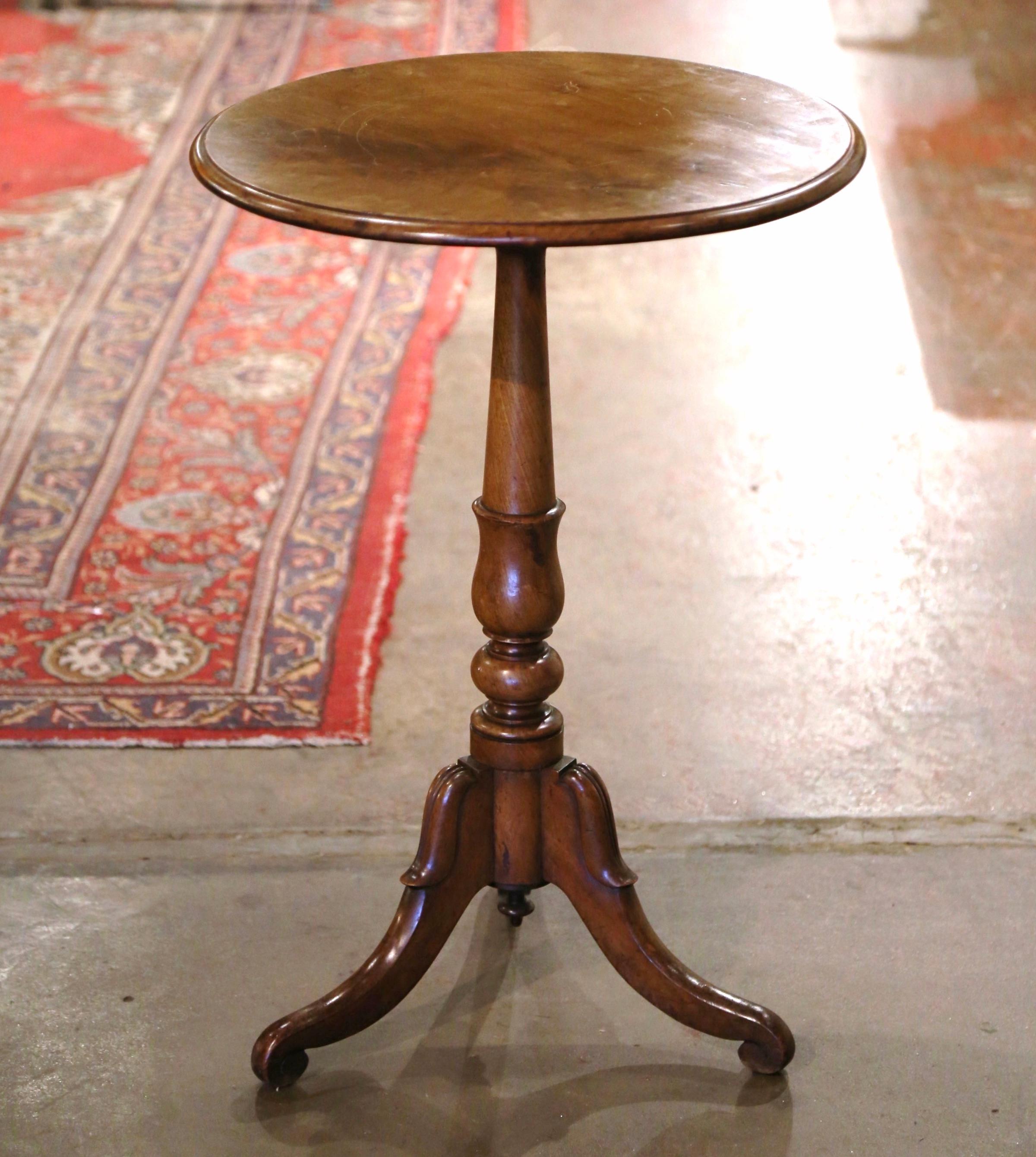 French 19th Century Louis Philippe Carved Walnut Round Tilt-Top Gueridon Table