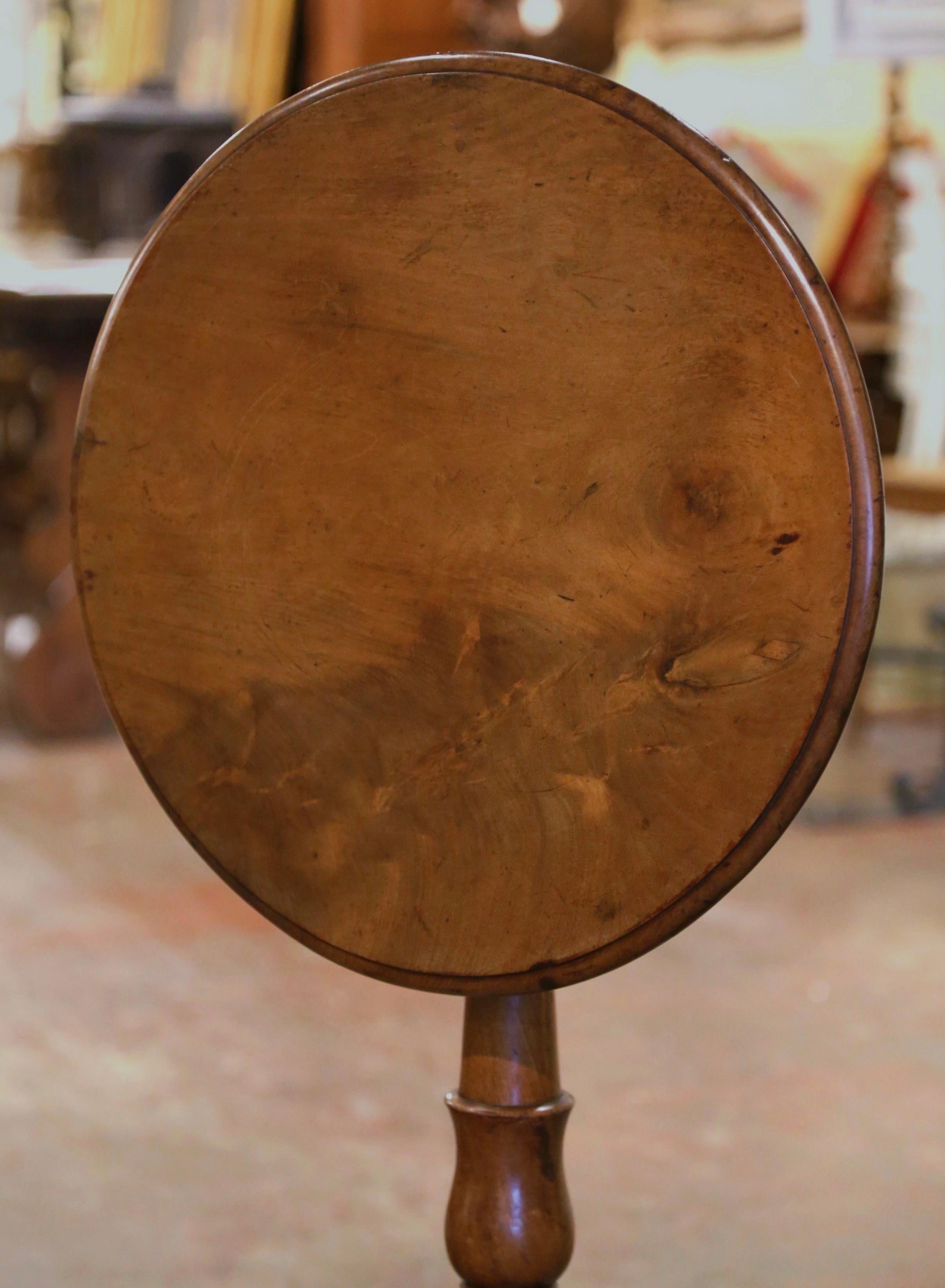 19th Century Louis Philippe Carved Walnut Round Tilt-Top Gueridon Table In Excellent Condition In Dallas, TX
