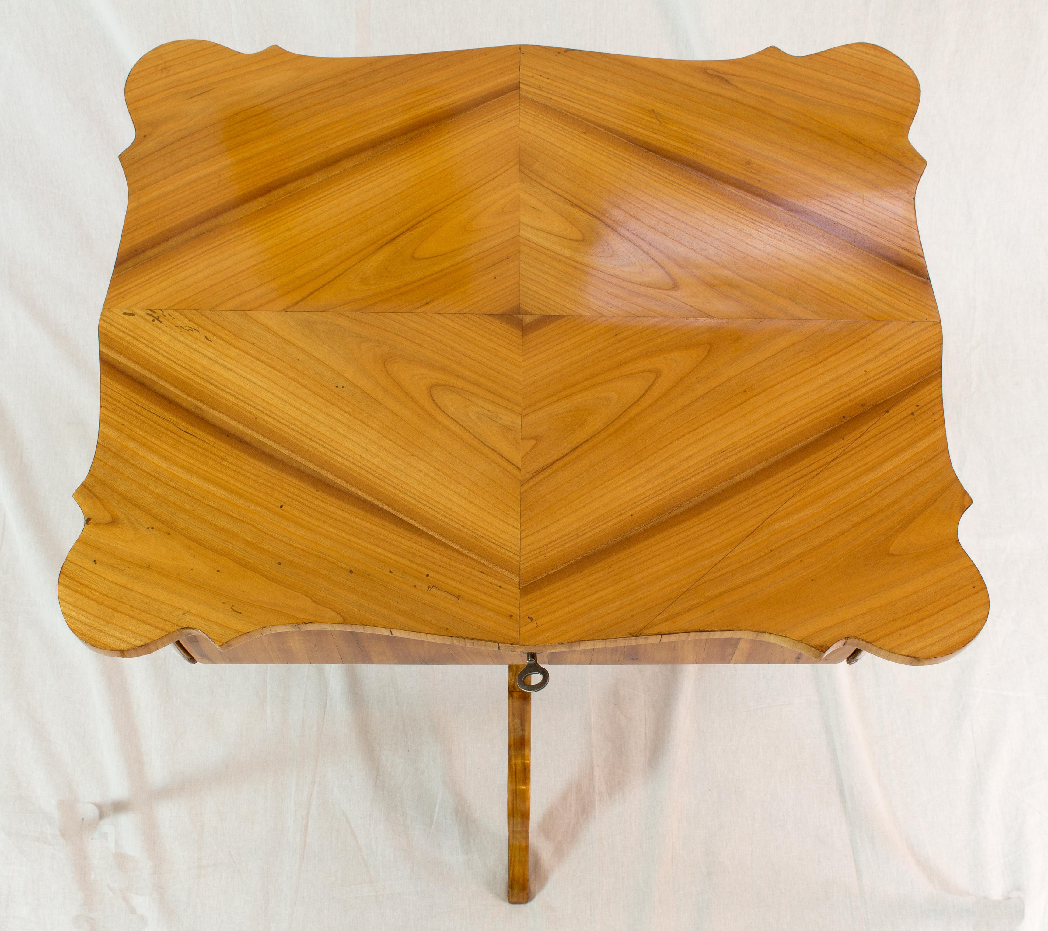 19th Century Louis Philippe Cherrywood Sewing or Side Table In Good Condition For Sale In Darmstadt, DE