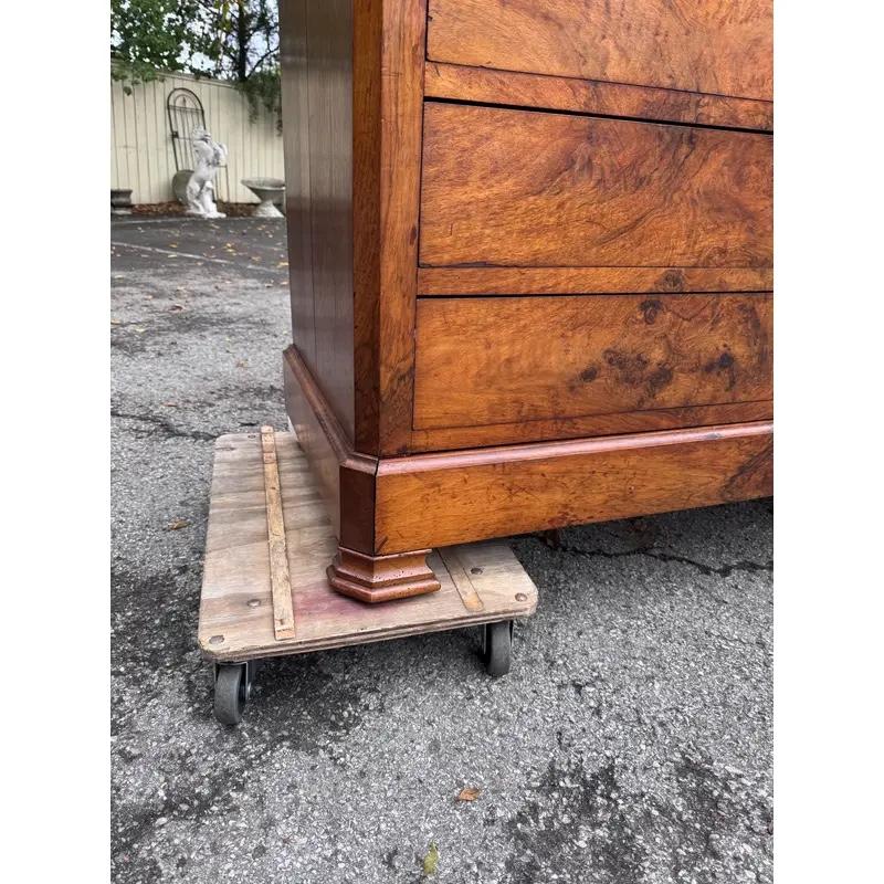 Ce magnifique coffre français est l'incarnation même du style Louis Philippe ! La façade est une représentation impressionnante du bois bruni et de l'artisanat qualifié. Lignes nettes et régulières, tiroirs coulissants en douceur. La magnifique