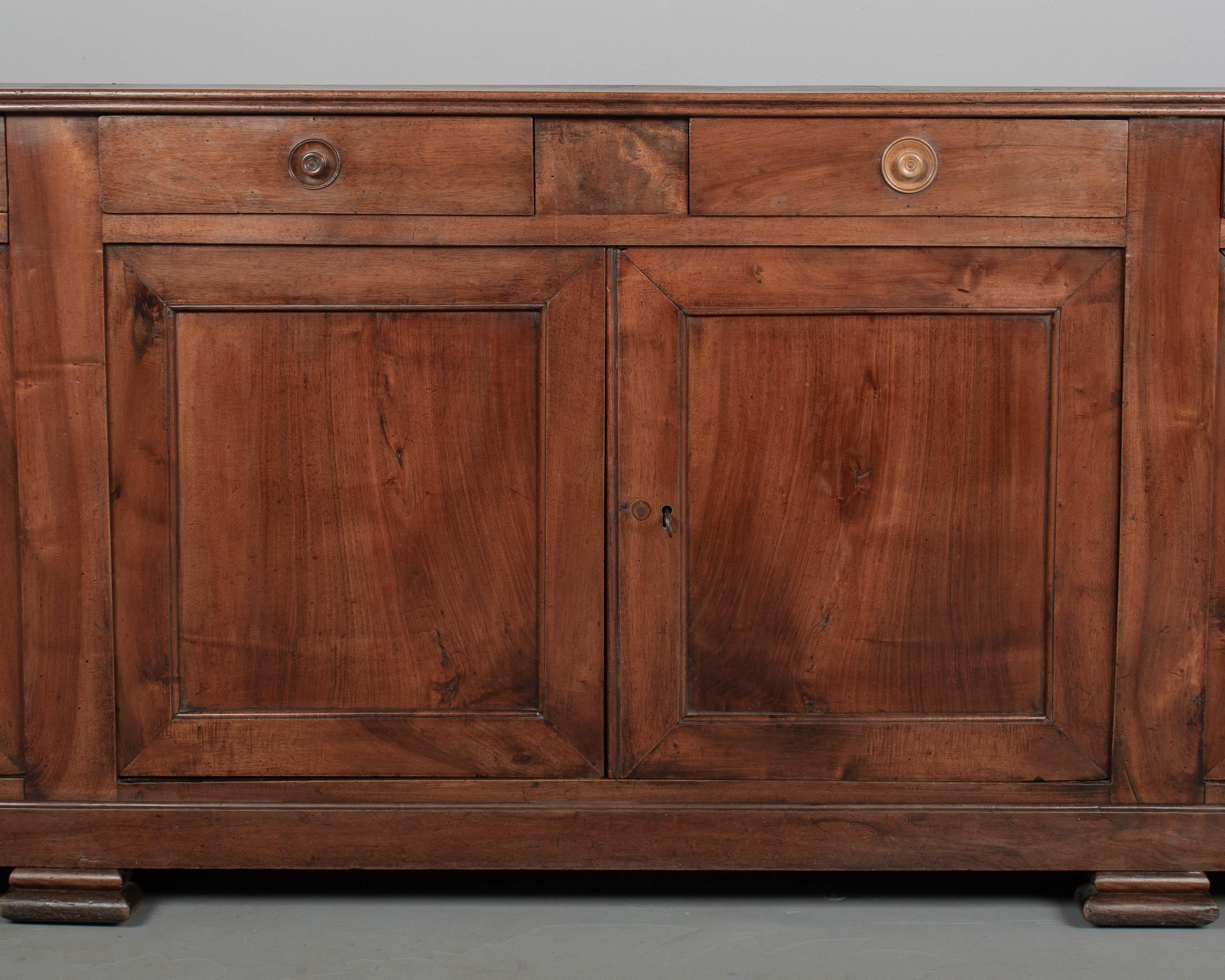 Noyer Vitrine ou bibliothèque Louis Philippe du 19ème siècle en vente