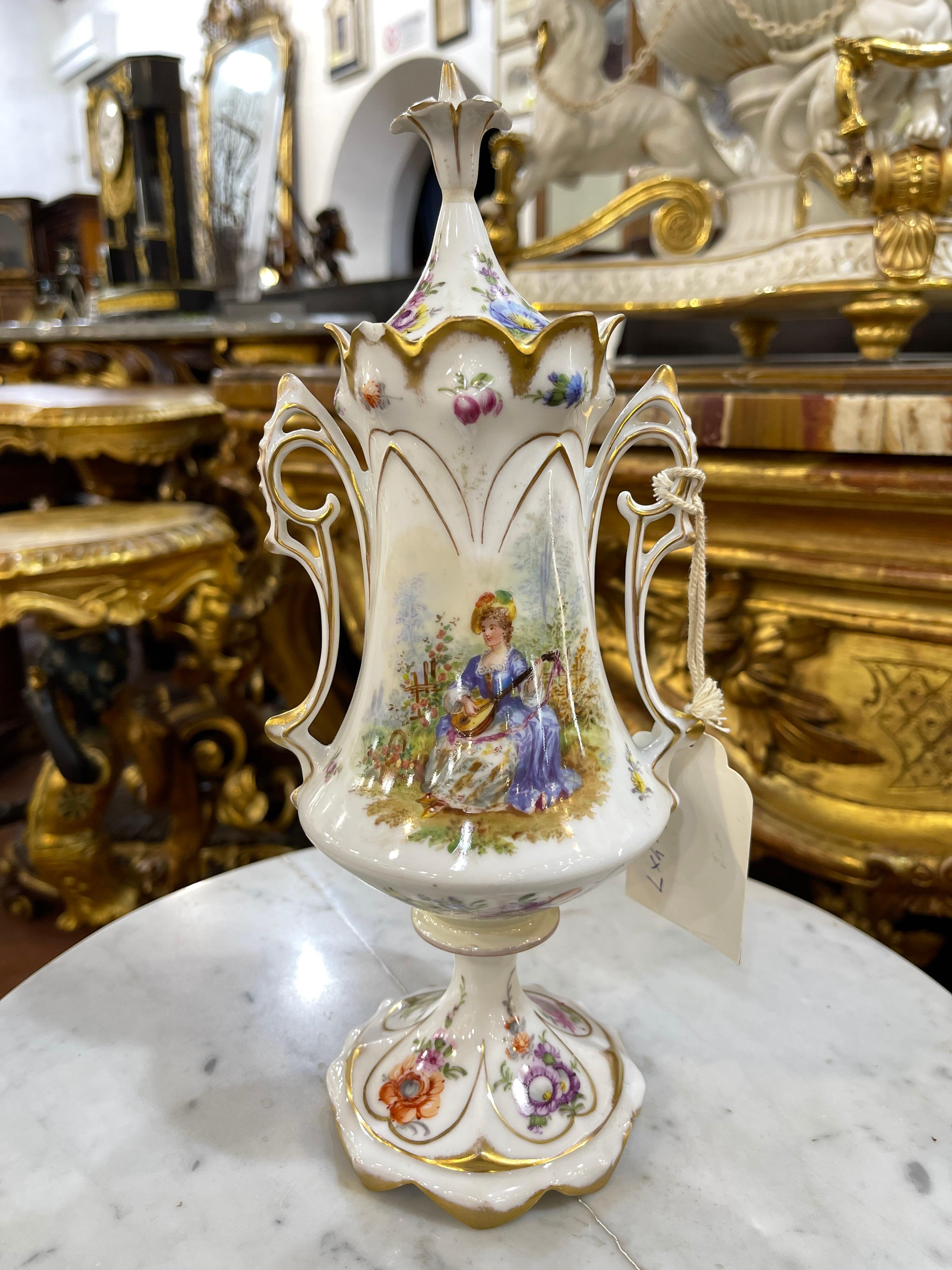 Porcelain vase, hand-painted, circa 1840-50. Dresden Porcelain. Vase with flower ornaments and two maidens, beautiful lily-shaped stopper. Small annoyance and from the inside you can see an old repair to consolidate the base.
Hand painted,