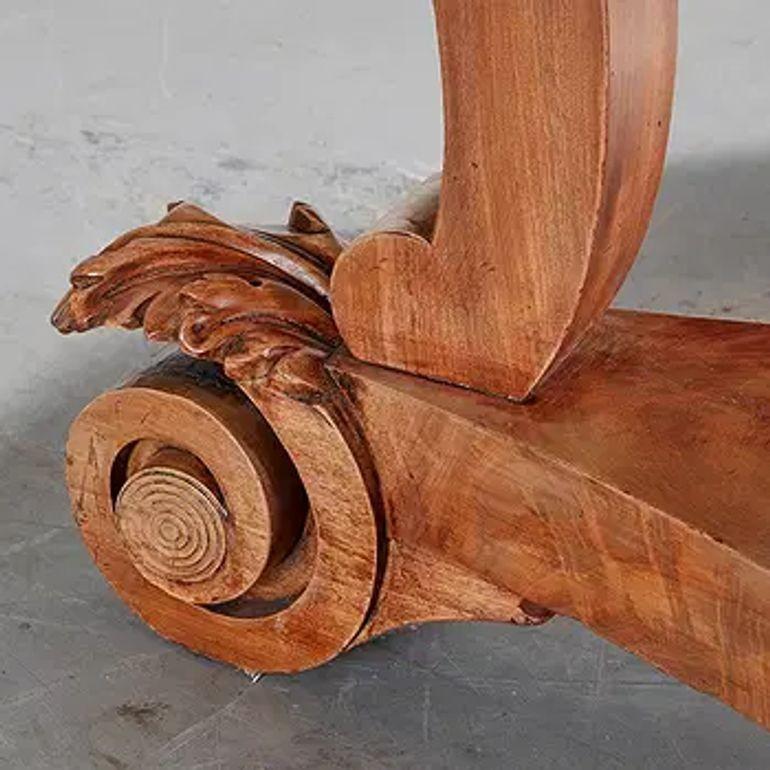 Il tavolo da centro in mogano sbiadito Louis Philippe del XIX secolo con piano in marmo è un mobile di alta qualità che aggiunge un tocco di eleganza a qualsiasi ambiente. Questo bel tavolo è un'aggiunta elegante a qualsiasi casa e offre sia