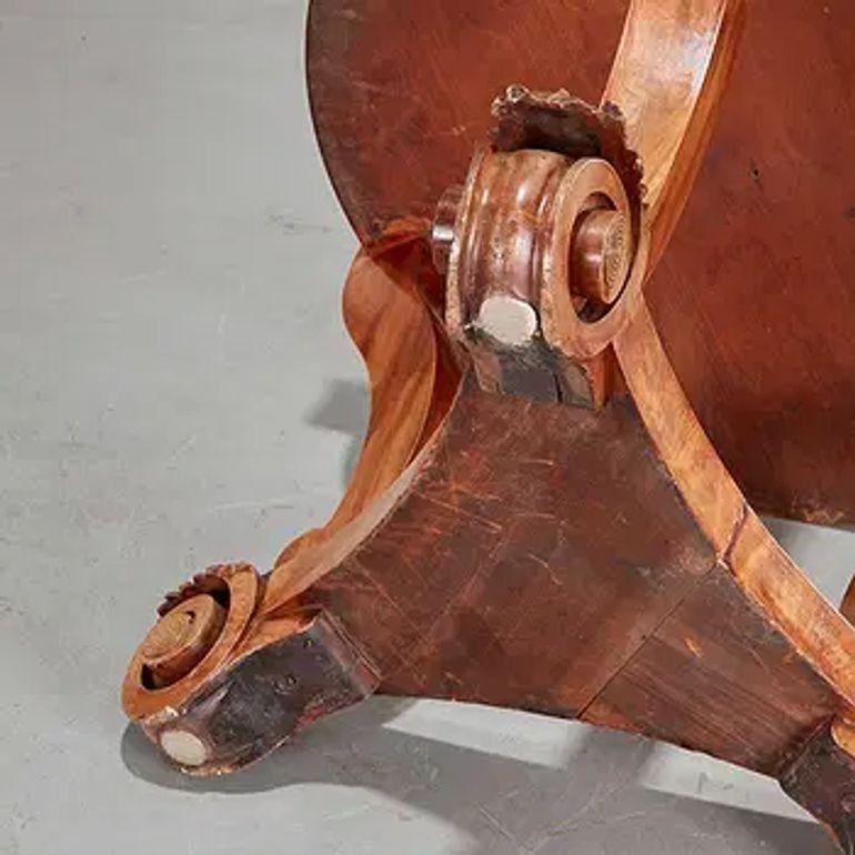 Francese Tavolo da centro in mogano sbiadito Louis Philippe del XIX secolo con piano in marmo in vendita