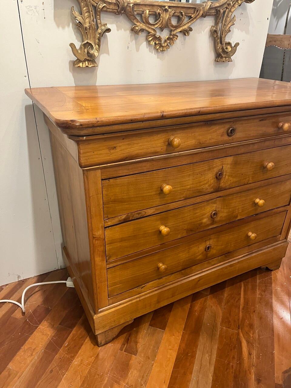 Scopri l'eleganza senza tempo di una cassapanca francese Louis Philippe del XIX secolo realizzata in ricco legno di ciliegio. Caratterizzato da linee pulite e da una patina calda. Questo pezzo esemplifica la classica maestria francese. Perfetto per