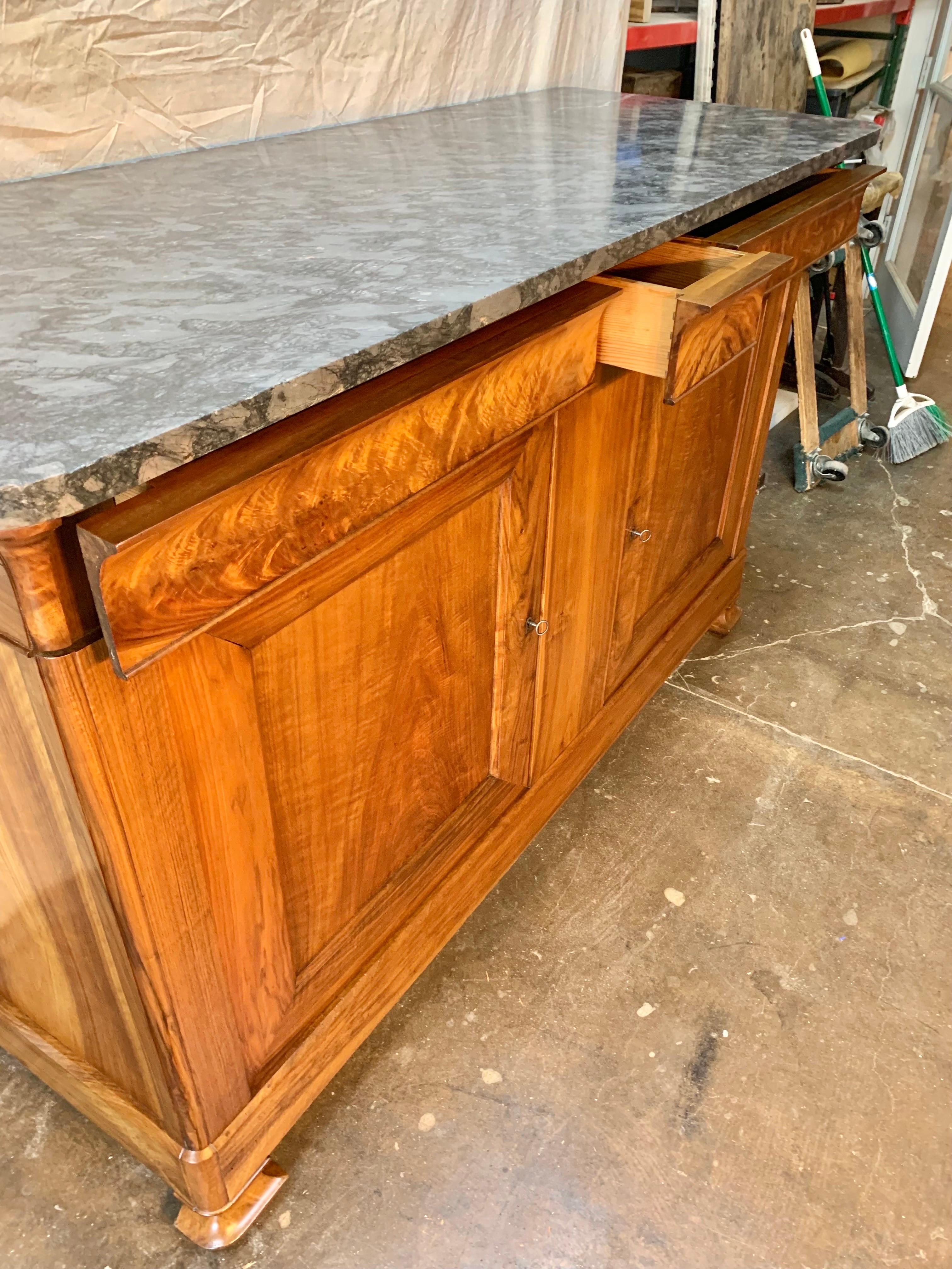 Buffet d'appoint en noyer français Louis Philippe du 19e siècle avec dessus en marbre 2