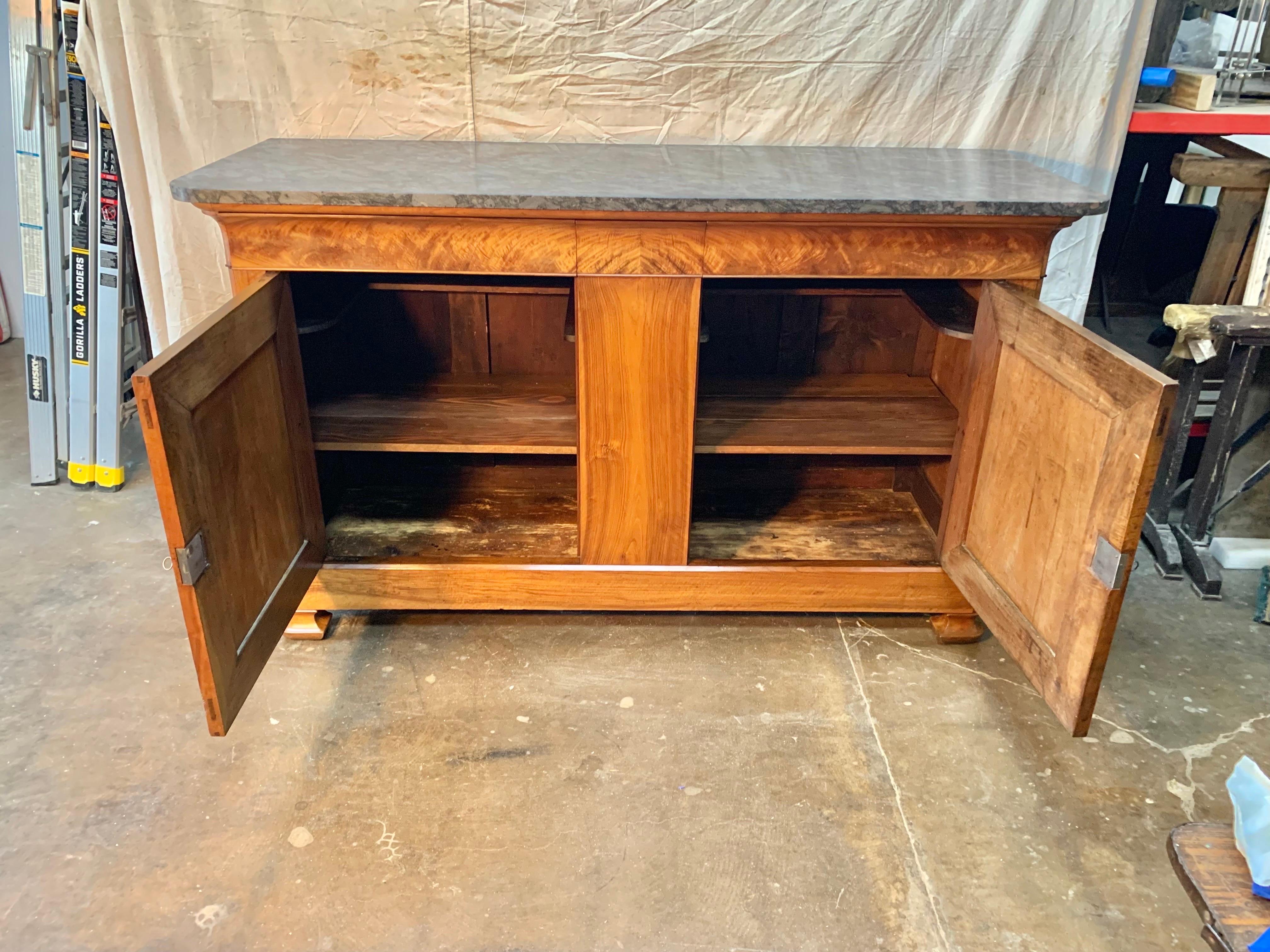 Buffet d'appoint en noyer français Louis Philippe du 19e siècle avec dessus en marbre 4