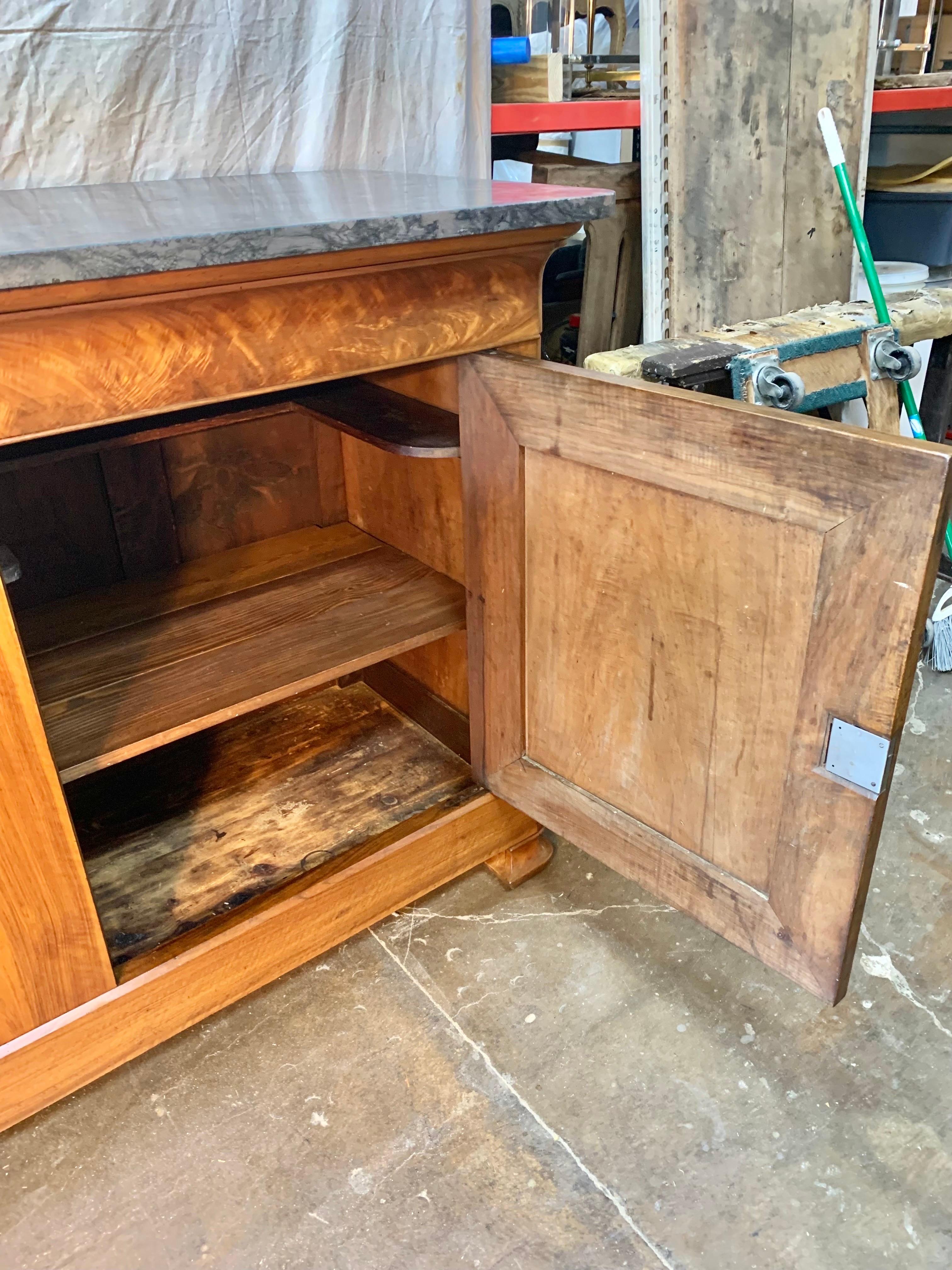 Buffet d'appoint en noyer français Louis Philippe du 19e siècle avec dessus en marbre 5