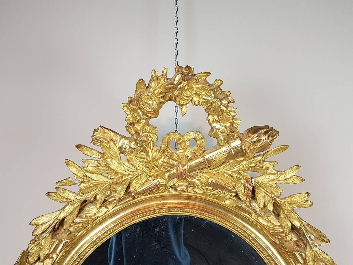 Beautiful refined antique wall mirror oval Louis Philippe. Carved wood and gilded gold leaf of great refinement. The frame is used but in excellent conservation state to point out small snaps visible in the picture.

 