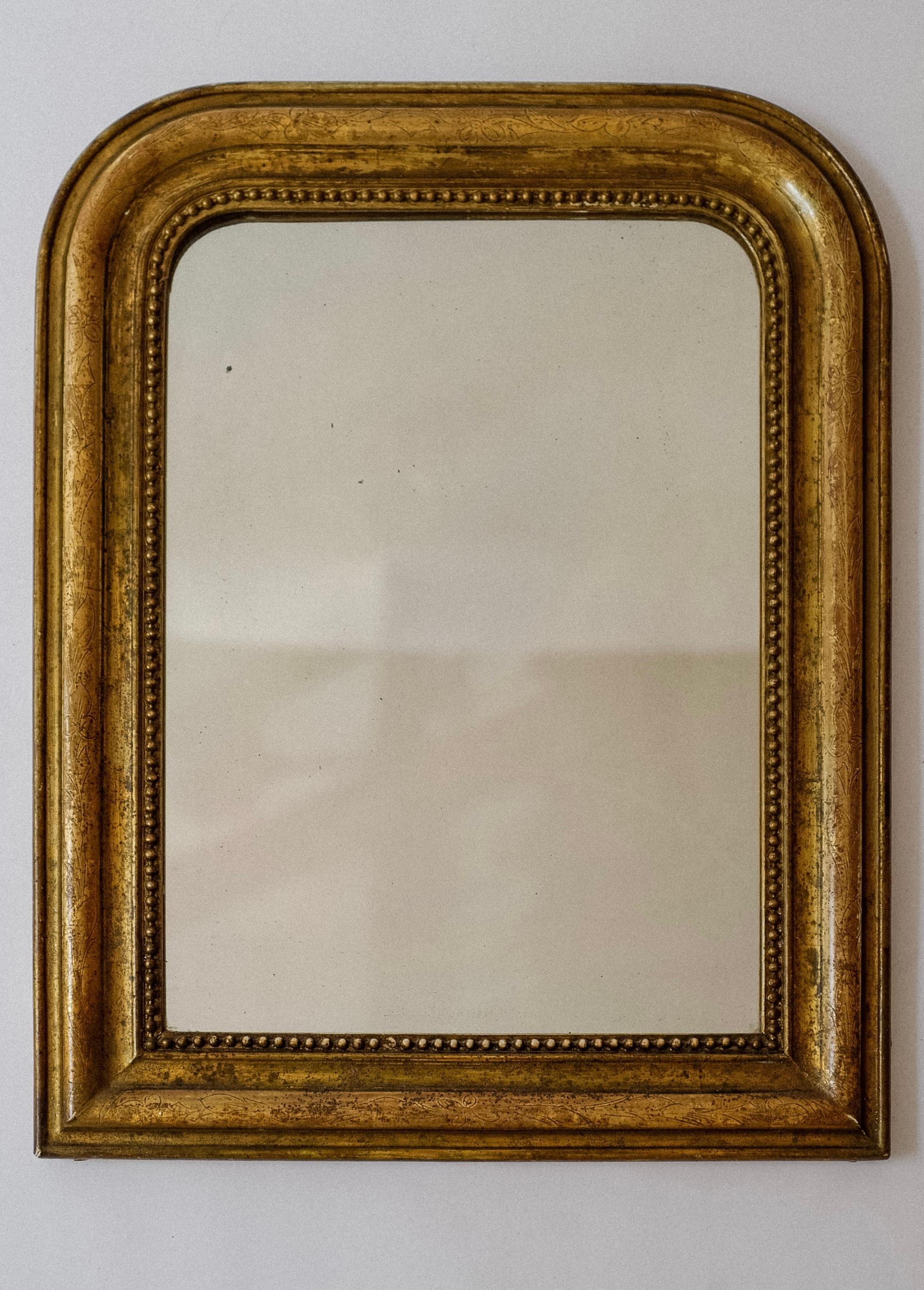 Miroir perlé en bois doré à la feuille d'or Louis Philippe, vers le XIXe siècle, France.