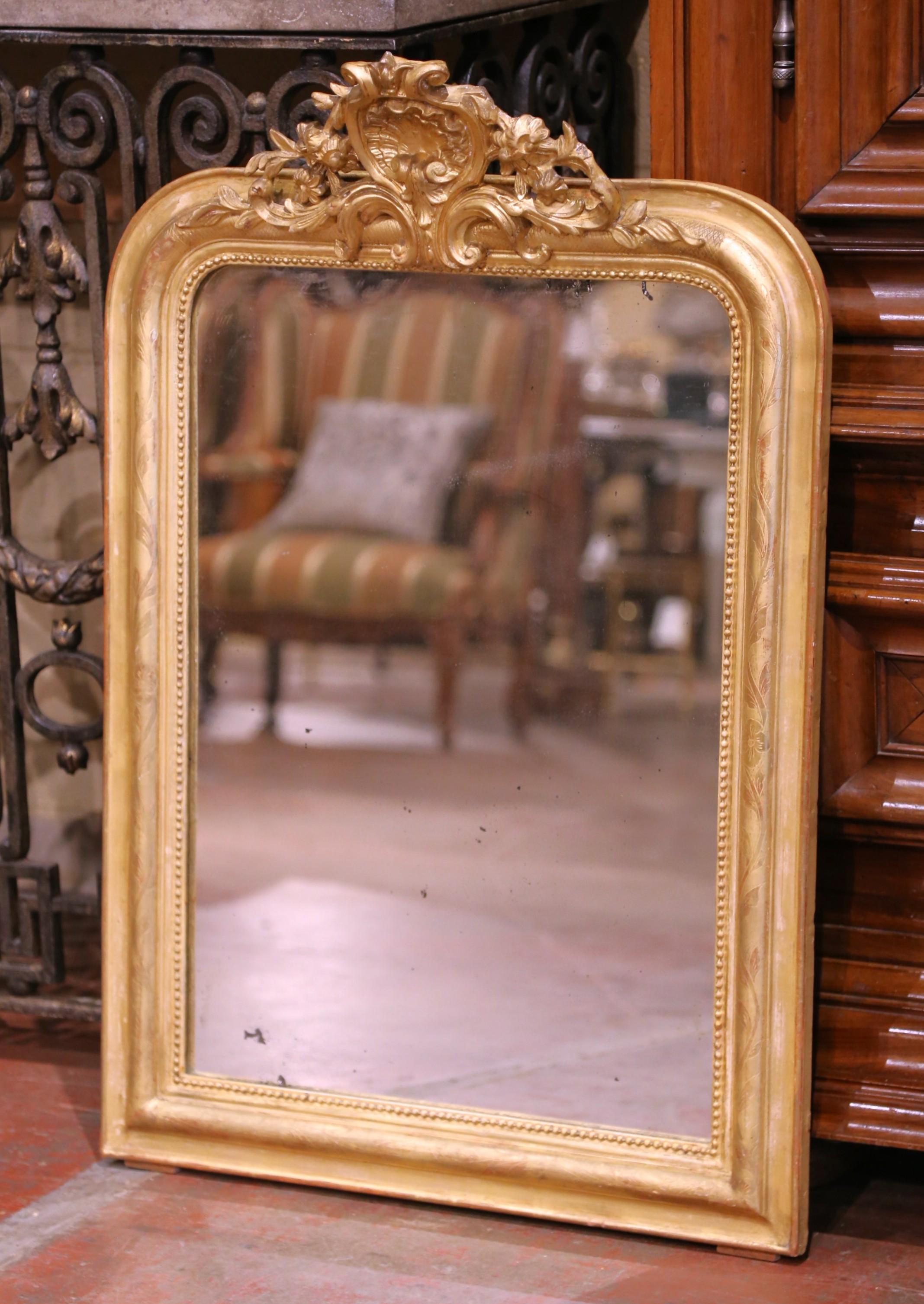 Décorez une salle d'eau avec cet élégant miroir mural ancien. Fabriqué en France, vers 1870, de forme rectangulaire avec des coins supérieurs arrondis, le miroir est décoré au fronton d'un grand cartouche de crête de coquille percé au centre,