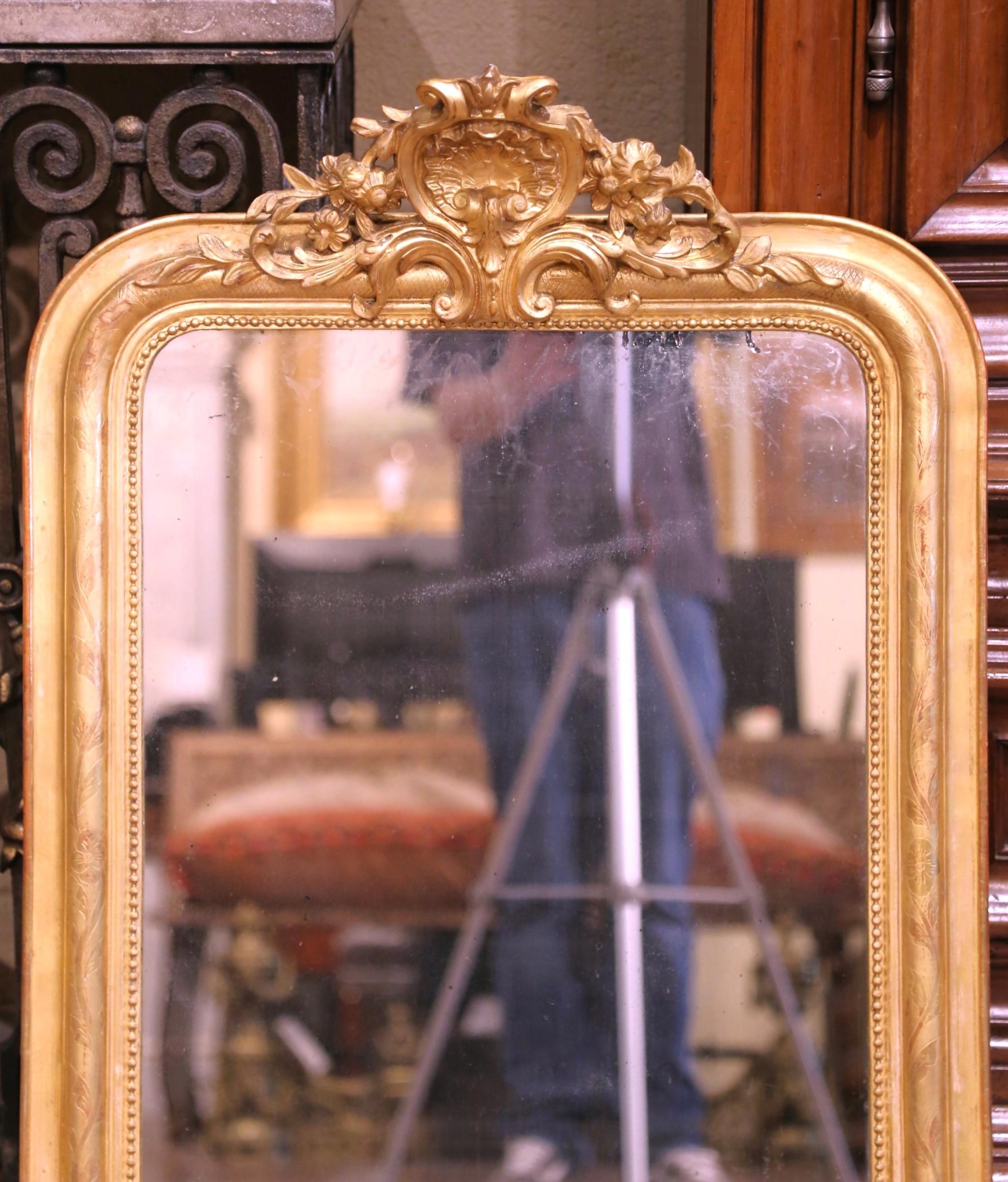 Louis-Philippe Miroir Louis Philippe du 19ème siècle en bois doré avec motifs sculptés de coquillages et gravés en vente