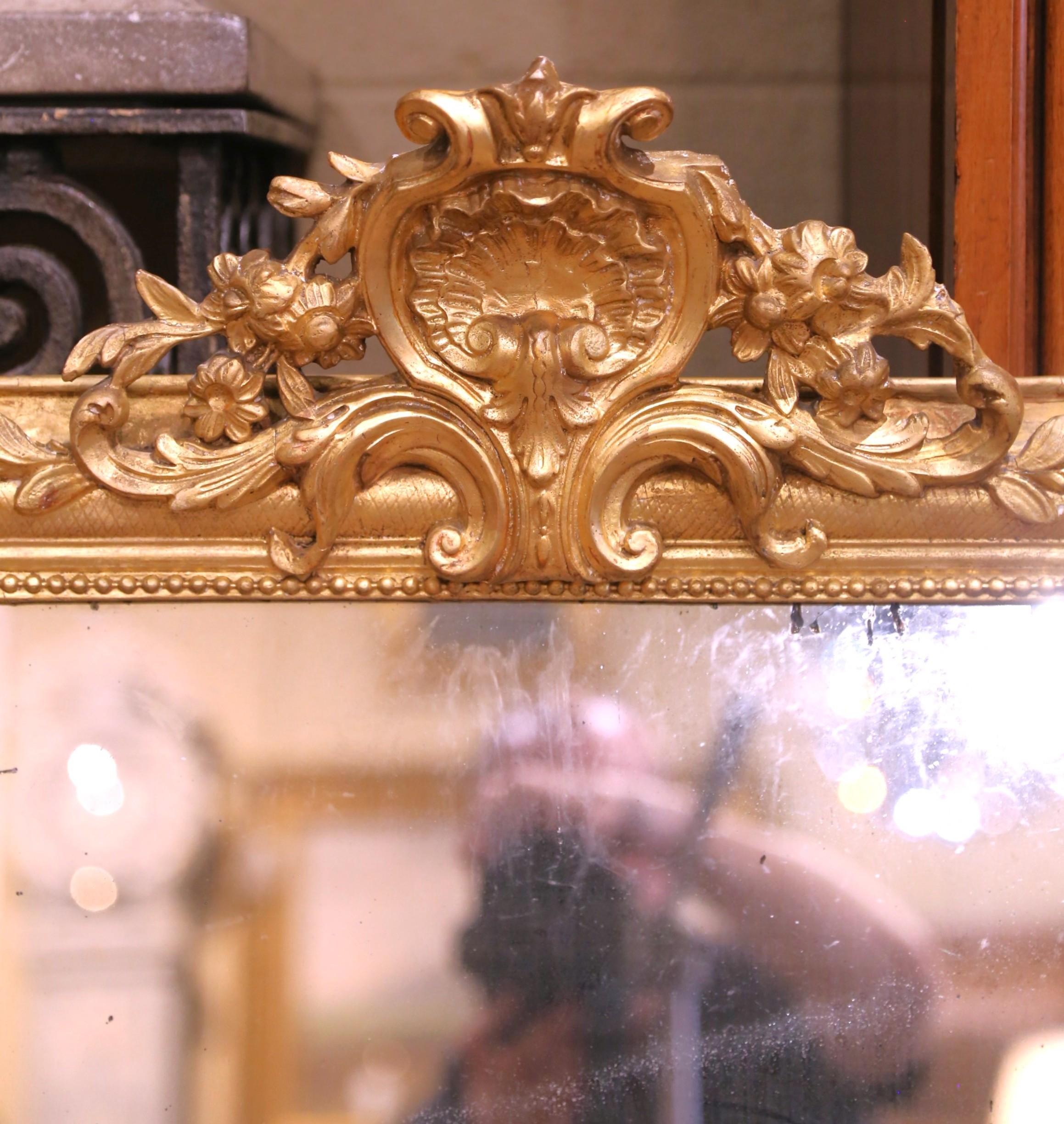 Français Miroir Louis Philippe du 19ème siècle en bois doré avec motifs sculptés de coquillages et gravés en vente