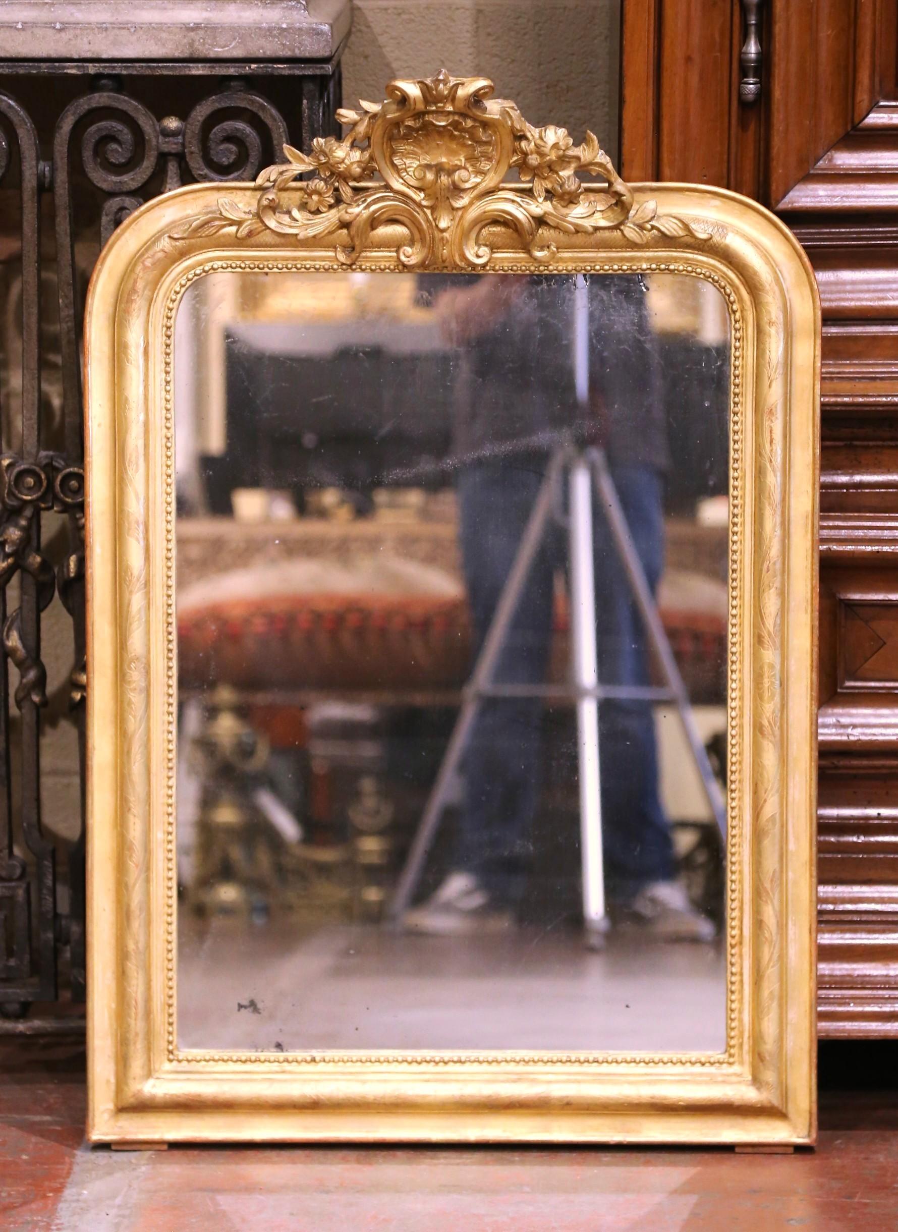 Sculpté à la main Miroir Louis Philippe du 19ème siècle en bois doré avec motifs sculptés de coquillages et gravés en vente