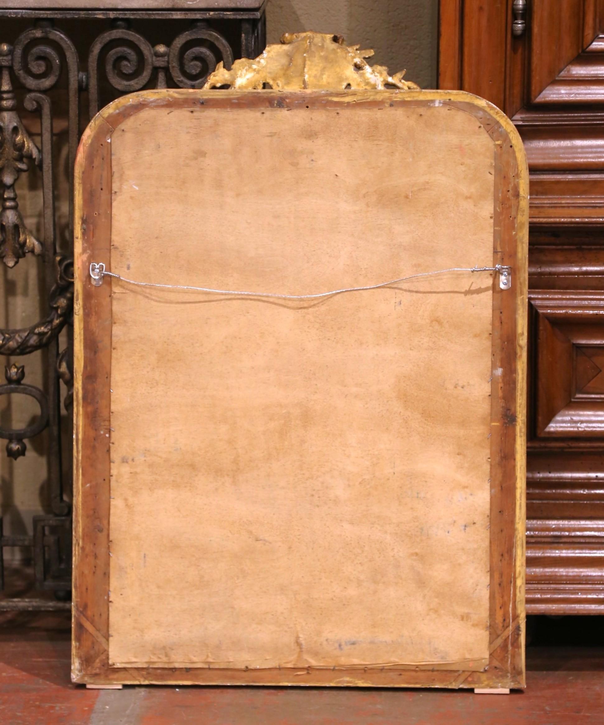 Bois doré Miroir Louis Philippe du 19ème siècle en bois doré avec motifs sculptés de coquillages et gravés en vente