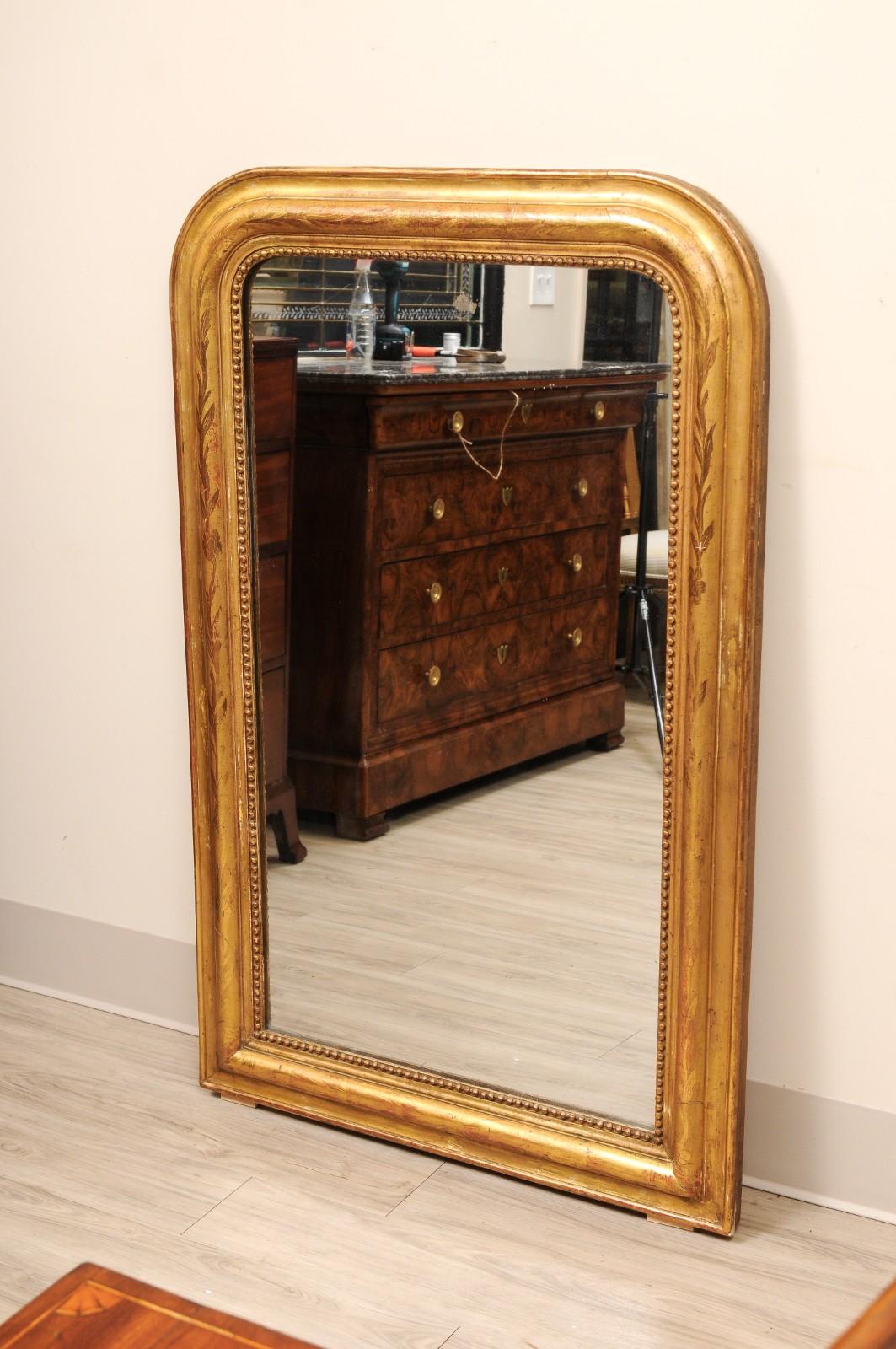 Specchio in legno dorato Louis Philippe del XIX secolo con vetro originale In condizioni buone in vendita a Atlanta, GA