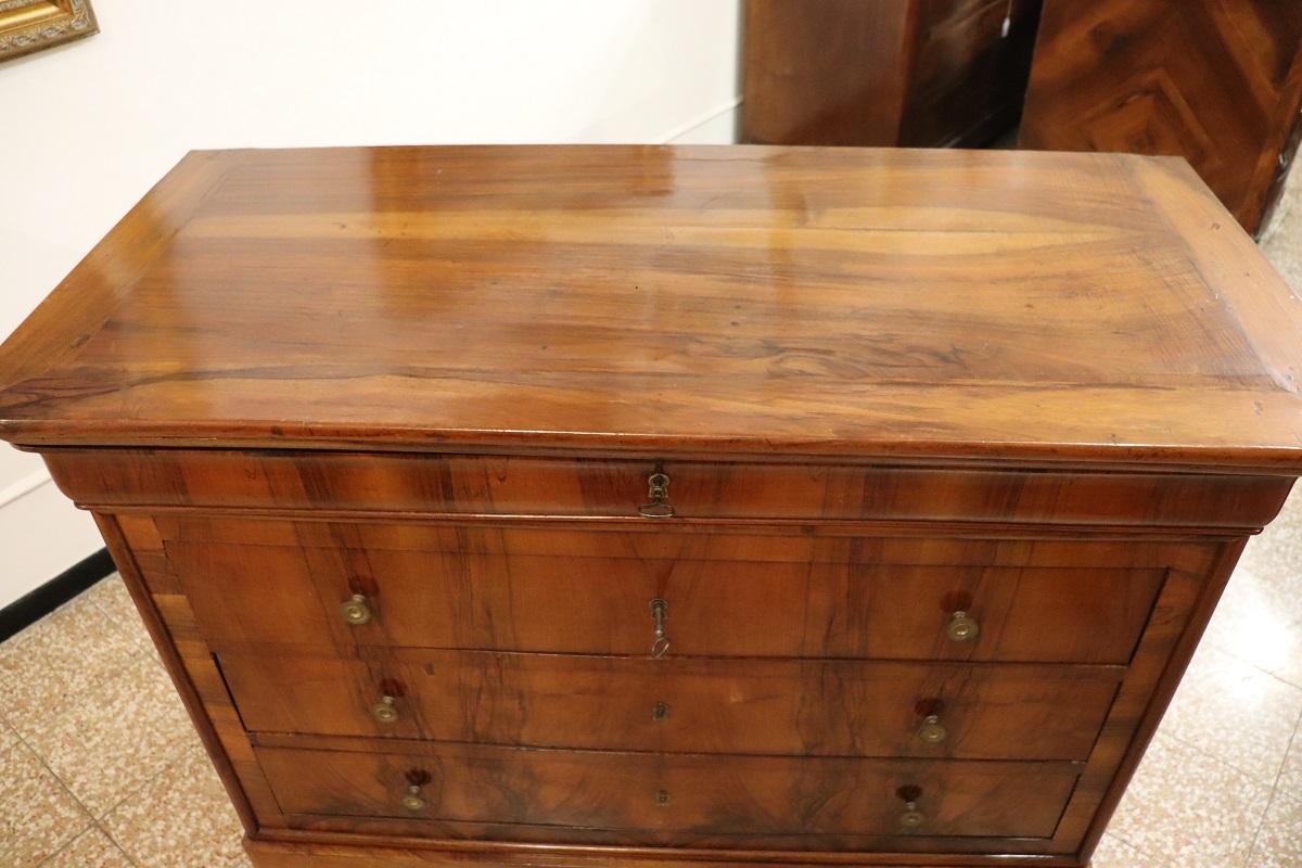 Cassettiera antica in noce del XIX secolo Louis Philippe, restaurata in vendita 4