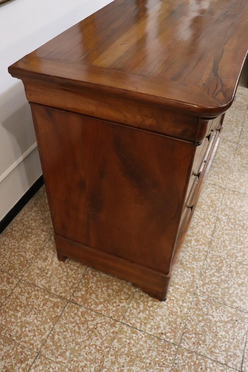 Italiano Cassettiera antica in noce del XIX secolo Louis Philippe, restaurata in vendita