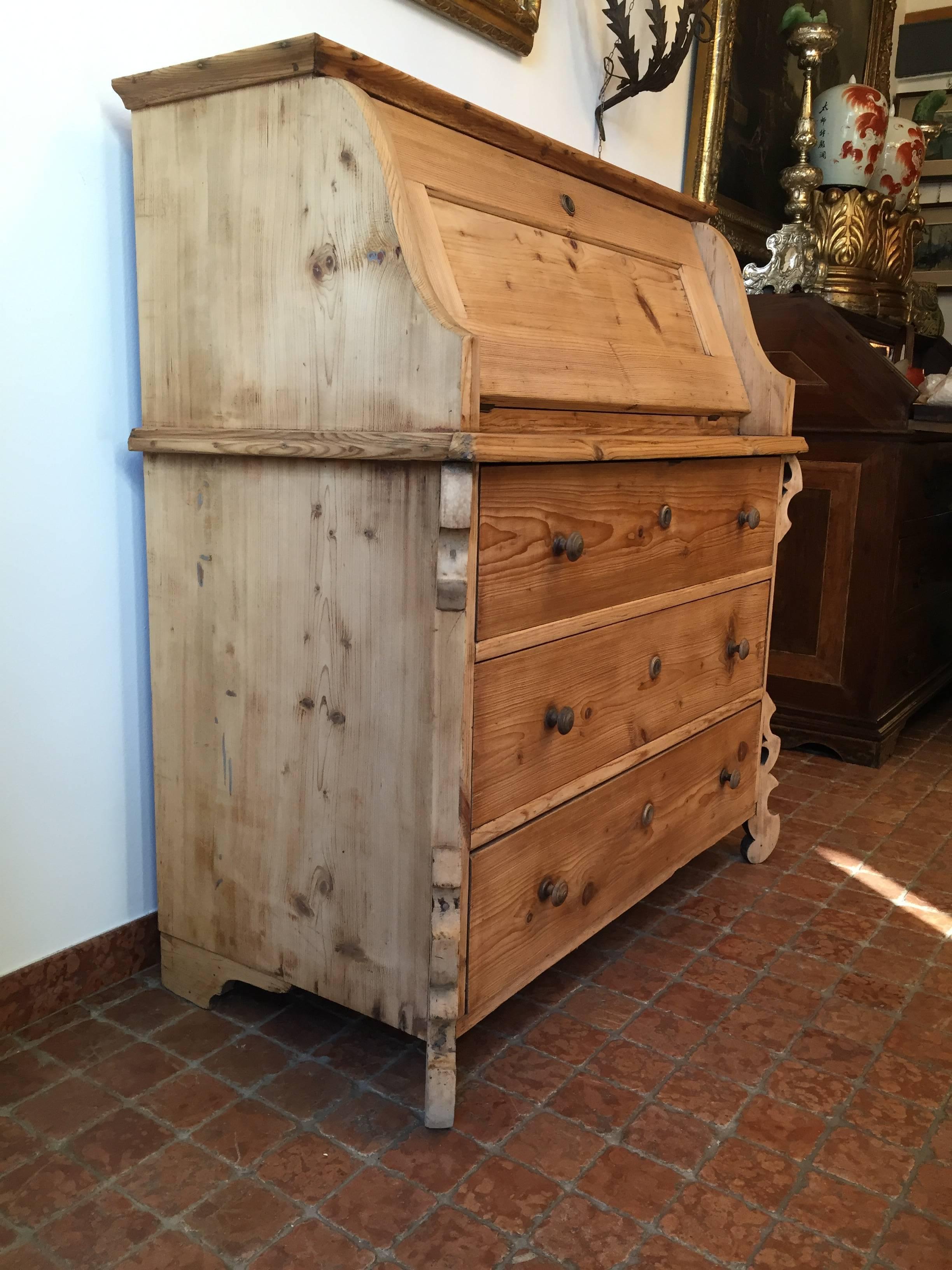 Antique chest of drawer with flap, Italian Louis Philippe solid larch wood bureau with flap dating back to mid-19th century.
Very similar to farmhouse furniture, this antique wooden bureau is typical of the Italian Alps mountains of Northern Italy,