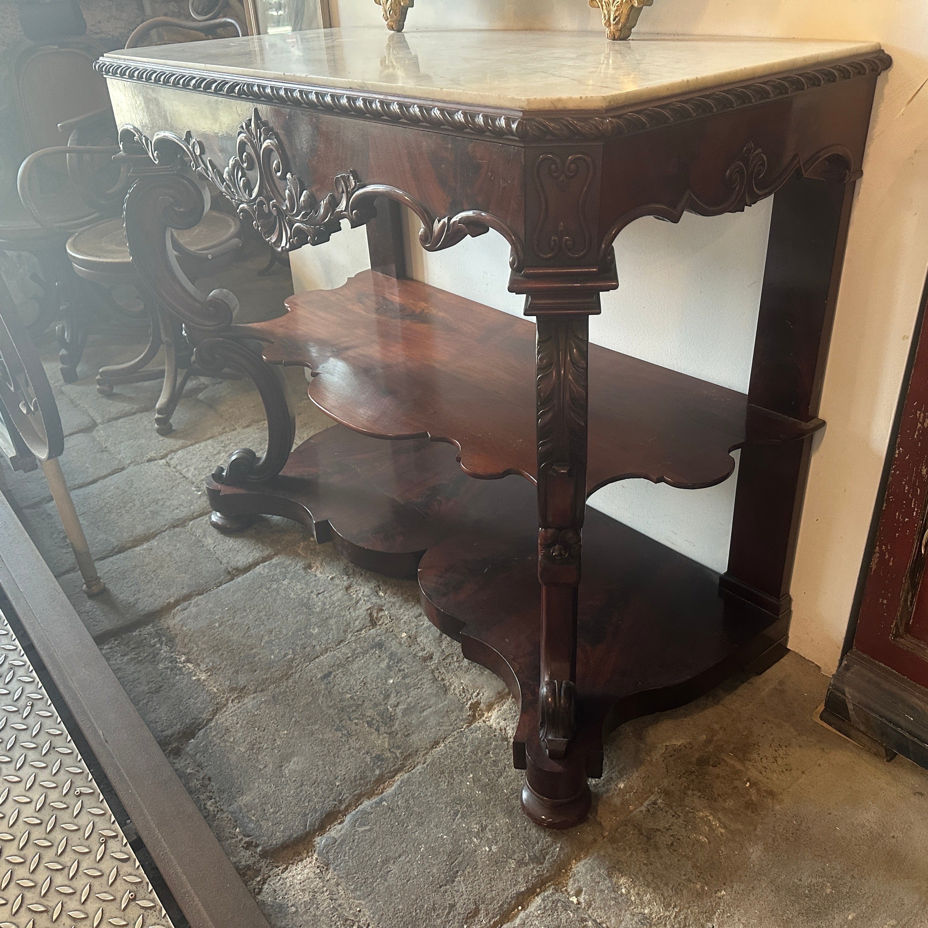 Cette console italienne est un meuble qui incarne l'élégance et le raffinement du style Louis Philippe, en vogue au milieu du XIXe siècle. La console est un exemple exquis de  L'artisanat, qui allie la riche chaleur de l'acajou à la beauté
