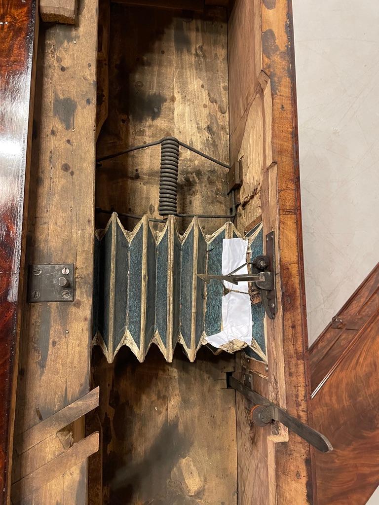Escritorio de caoba Louis Philippe del siglo XIX en venta 10