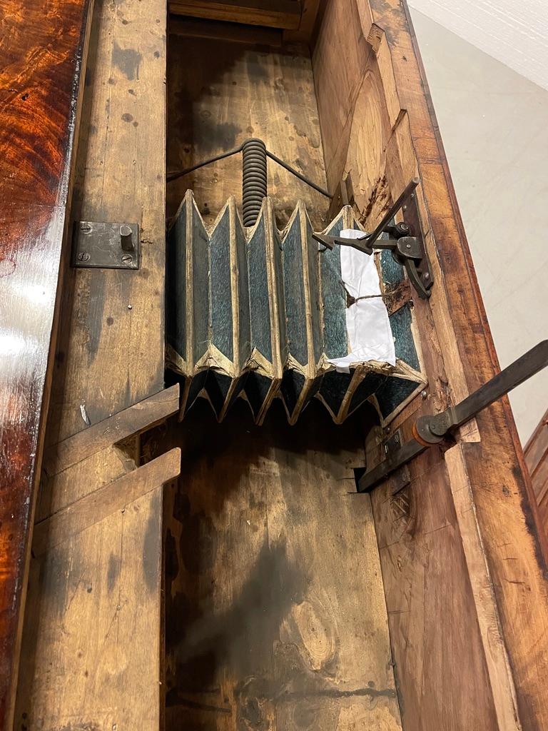 Escritorio de caoba Louis Philippe del siglo XIX en venta 11