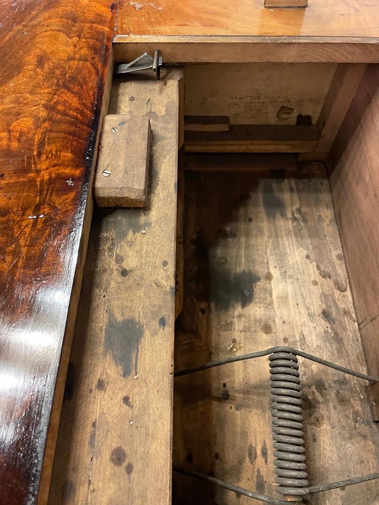 Escritorio de caoba Louis Philippe del siglo XIX en venta 12