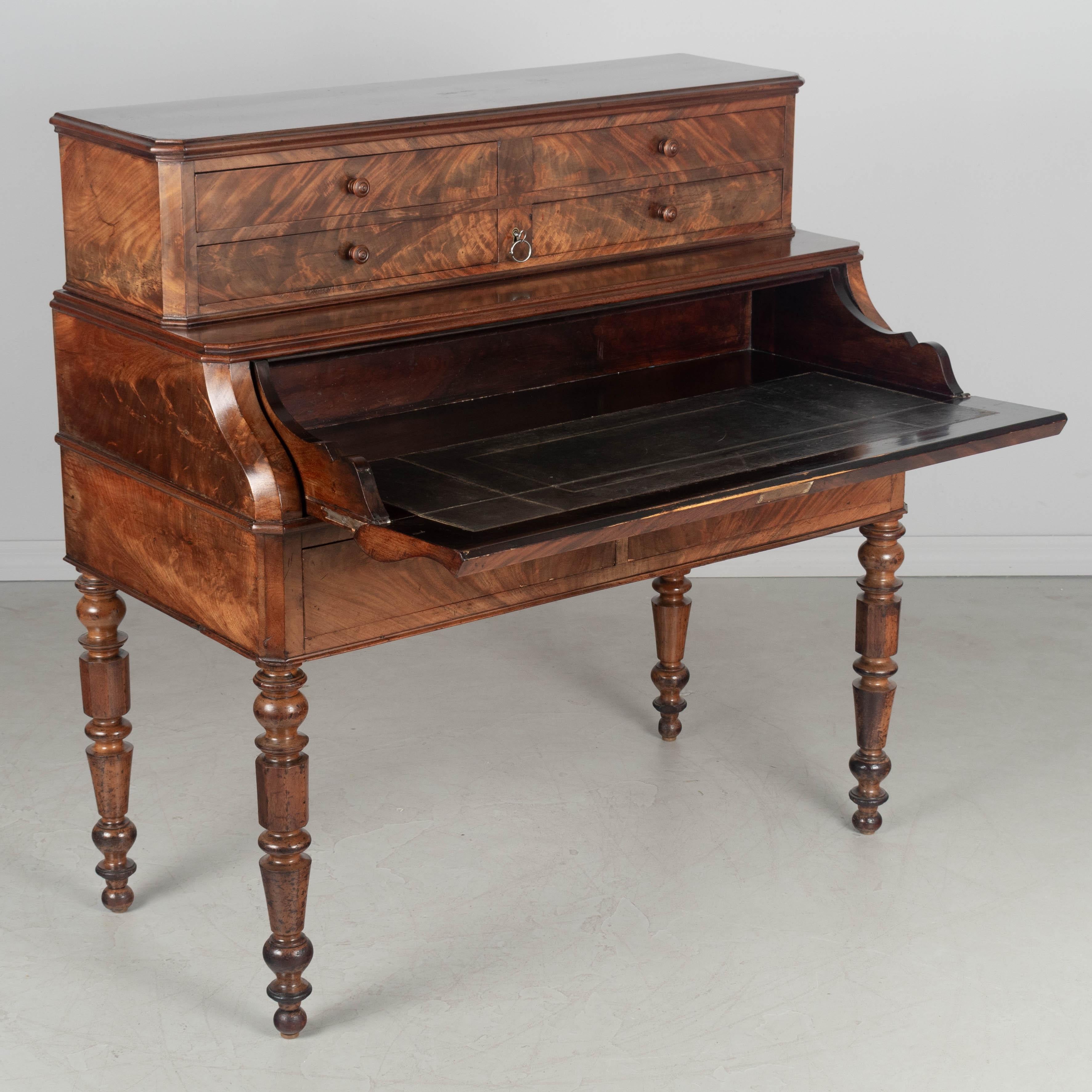 Escritorio de caoba Louis Philippe del siglo XIX Europeo en venta