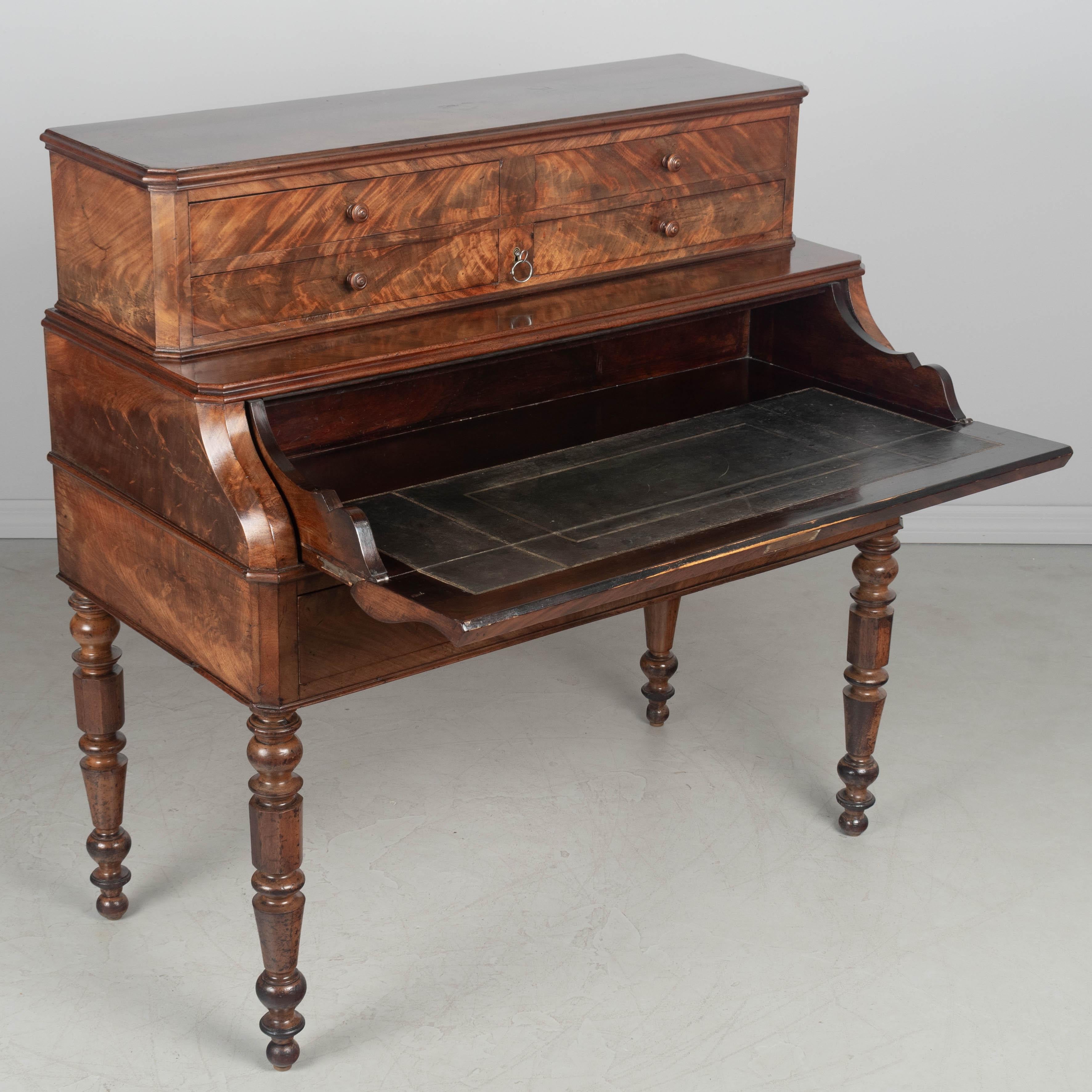 Escritorio de caoba Louis Philippe del siglo XIX Chapado en venta