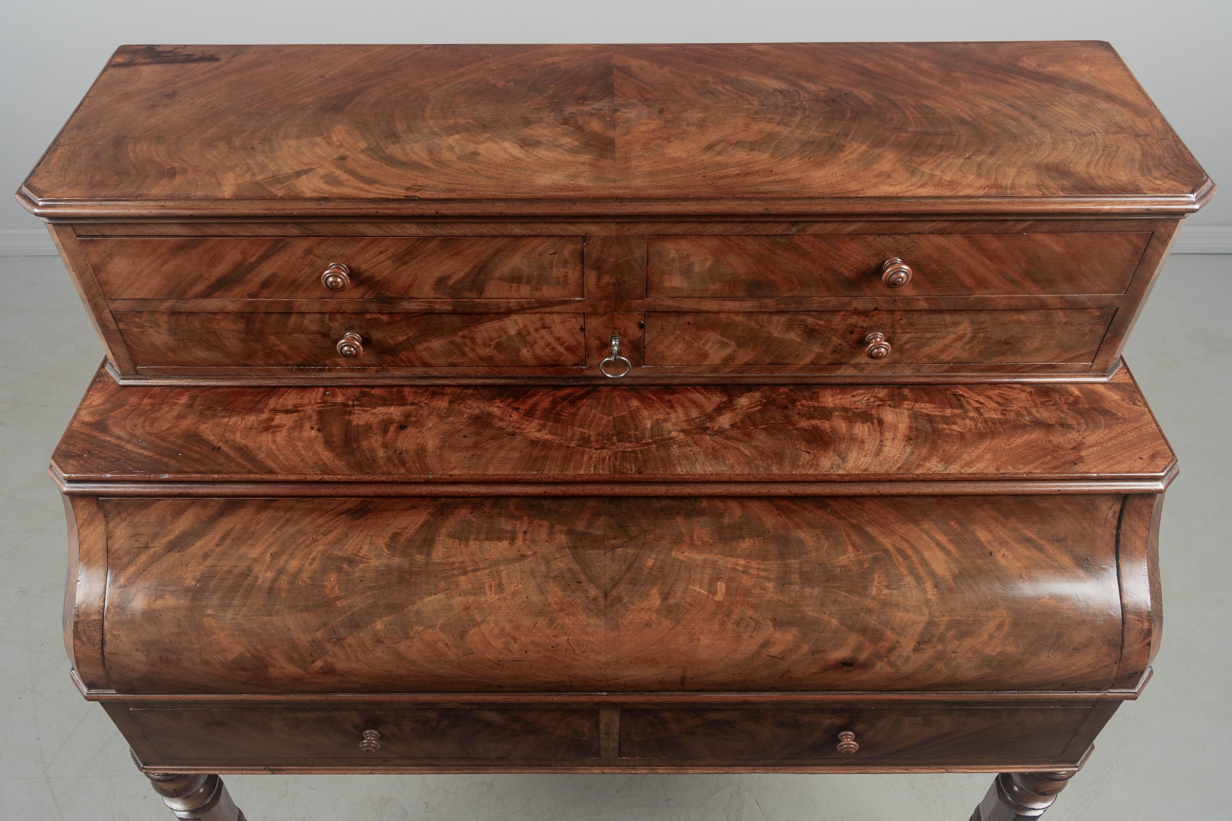 Escritorio de caoba Louis Philippe del siglo XIX Cuero en venta