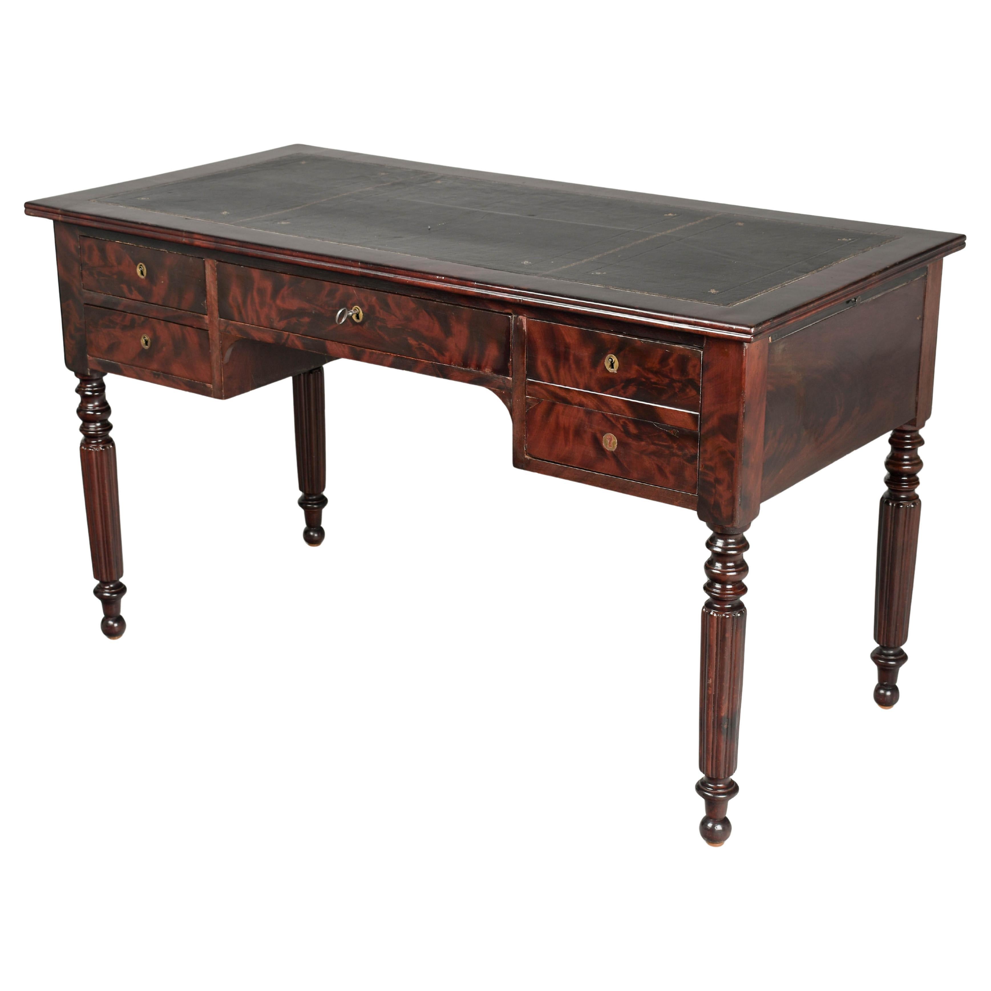 Escritorio de caoba Louis Philippe del siglo XIX