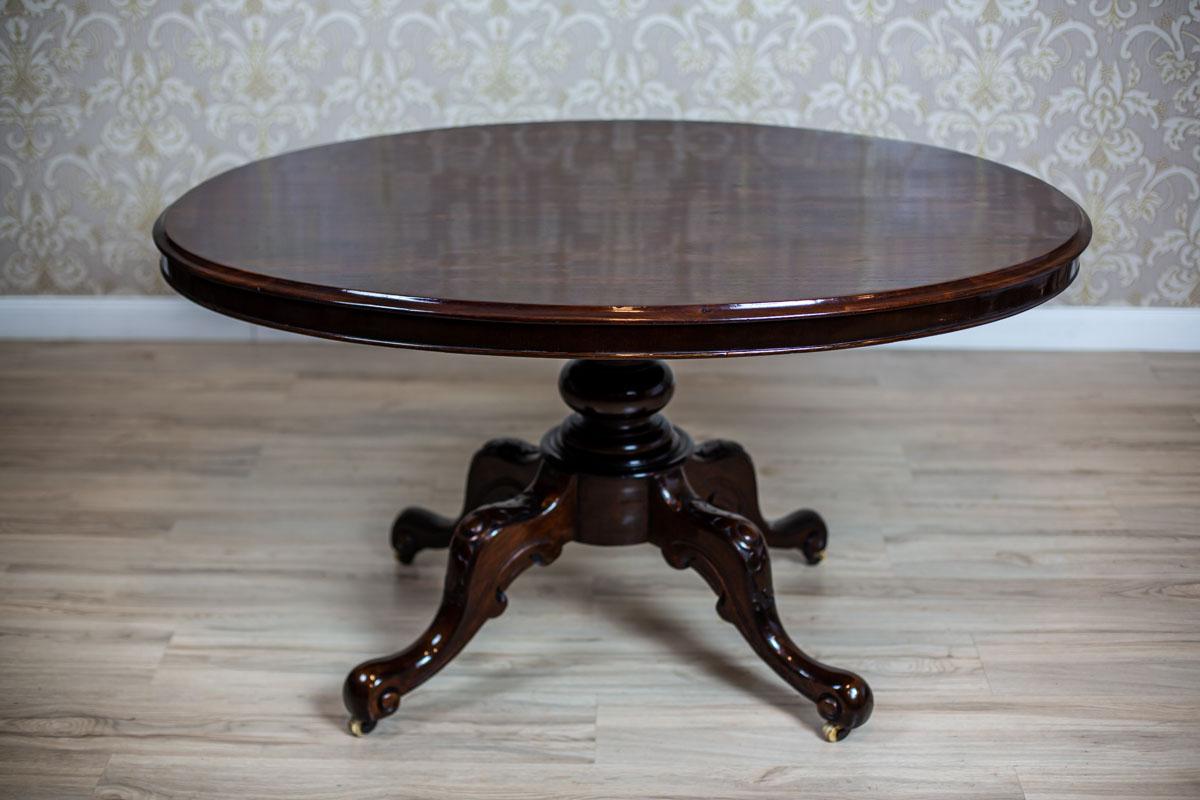 We present you a dining room set made in solid mahogany wood.
It is composed of a table and four chairs.
The whole is from the first half of the 19th century.
The table has an oval tilting top. It is centrally supported on a rounded pedestal,