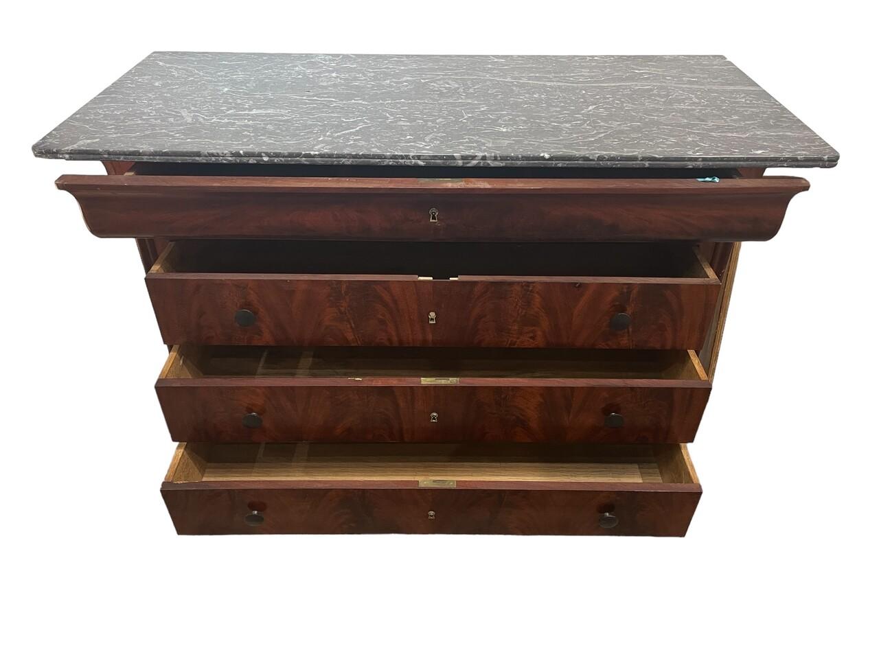 Una splendida commode francese in mogano del XIX secolo, realizzata nell'elegante stile Louis Philippe. Il suo design raffinato mette in mostra una squisita maestria, con dettagli delicati e curve aggraziate tipiche dell'epoca. Sormontato da una