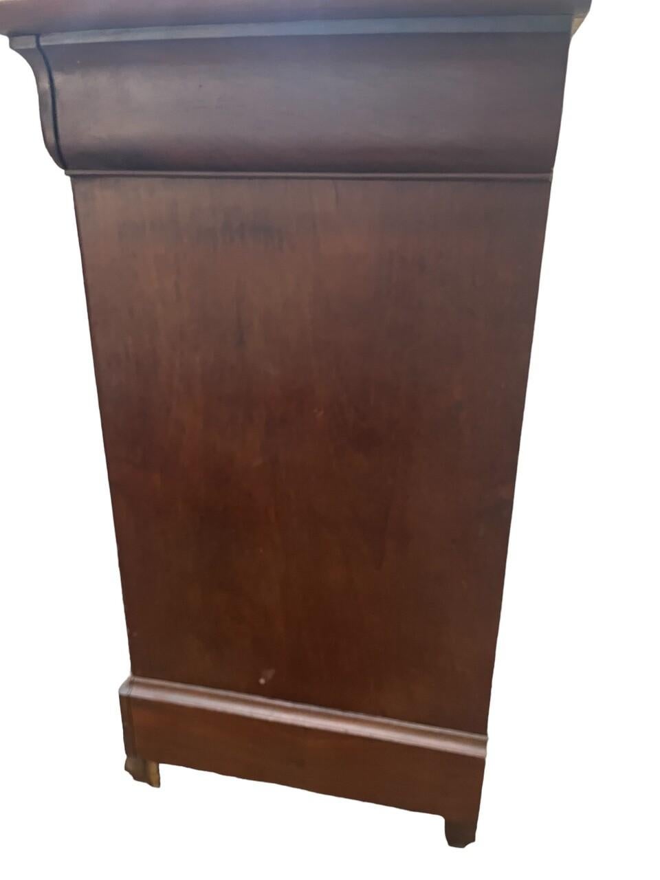Impiallacciato Commode con piano in marmo Louis Philippe del XIX secolo in vendita