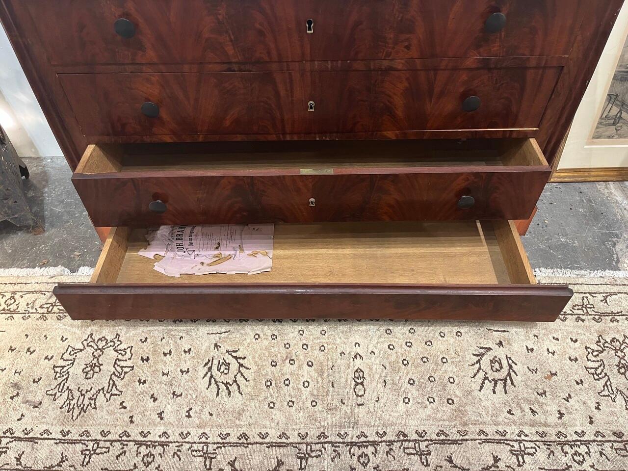 Commode con piano in marmo Louis Philippe del XIX secolo In condizioni buone in vendita a Houston, TX