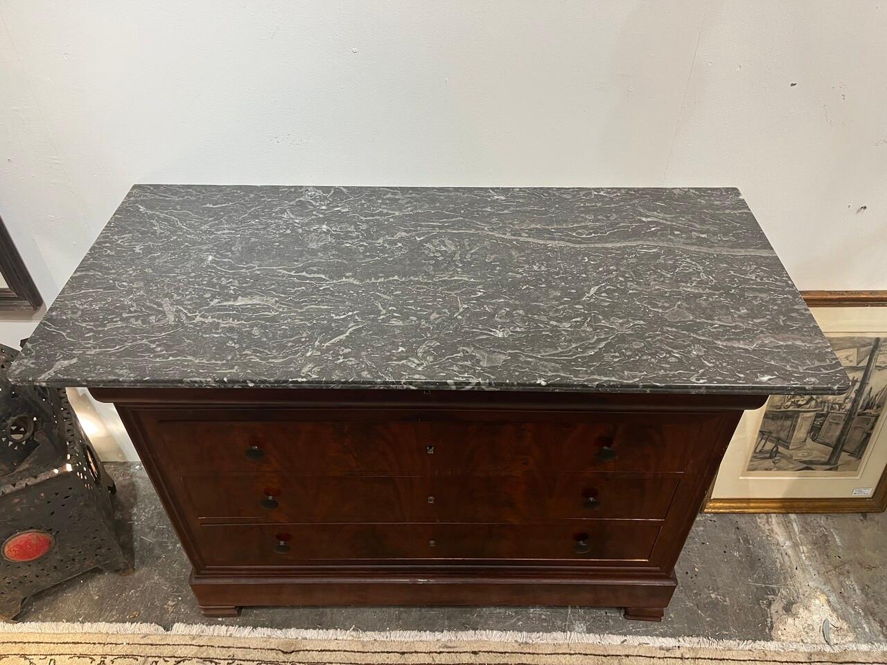 Mogano Commode con piano in marmo Louis Philippe del XIX secolo in vendita