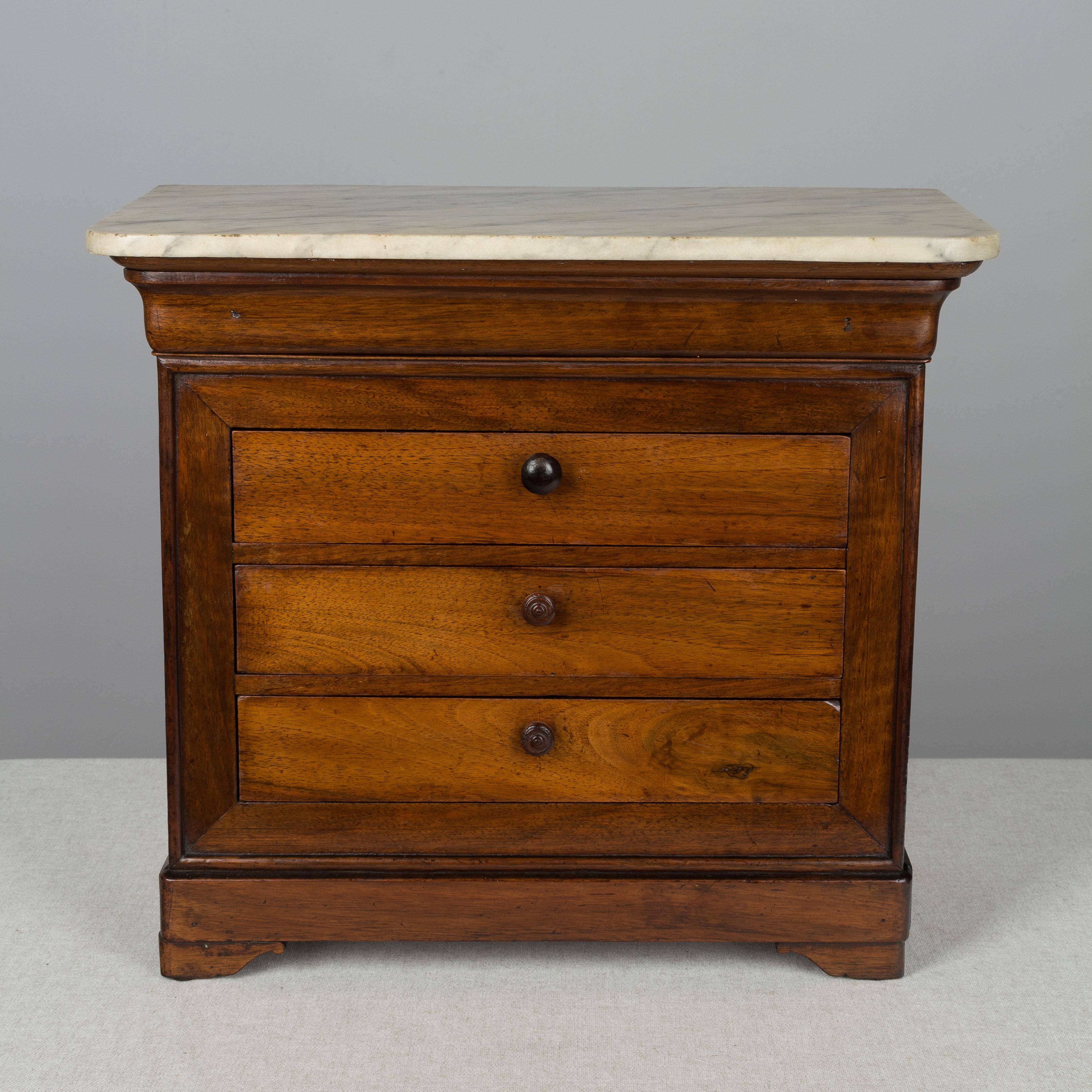 Commode miniature Louis Philippe du XIXe siècle en vente 1