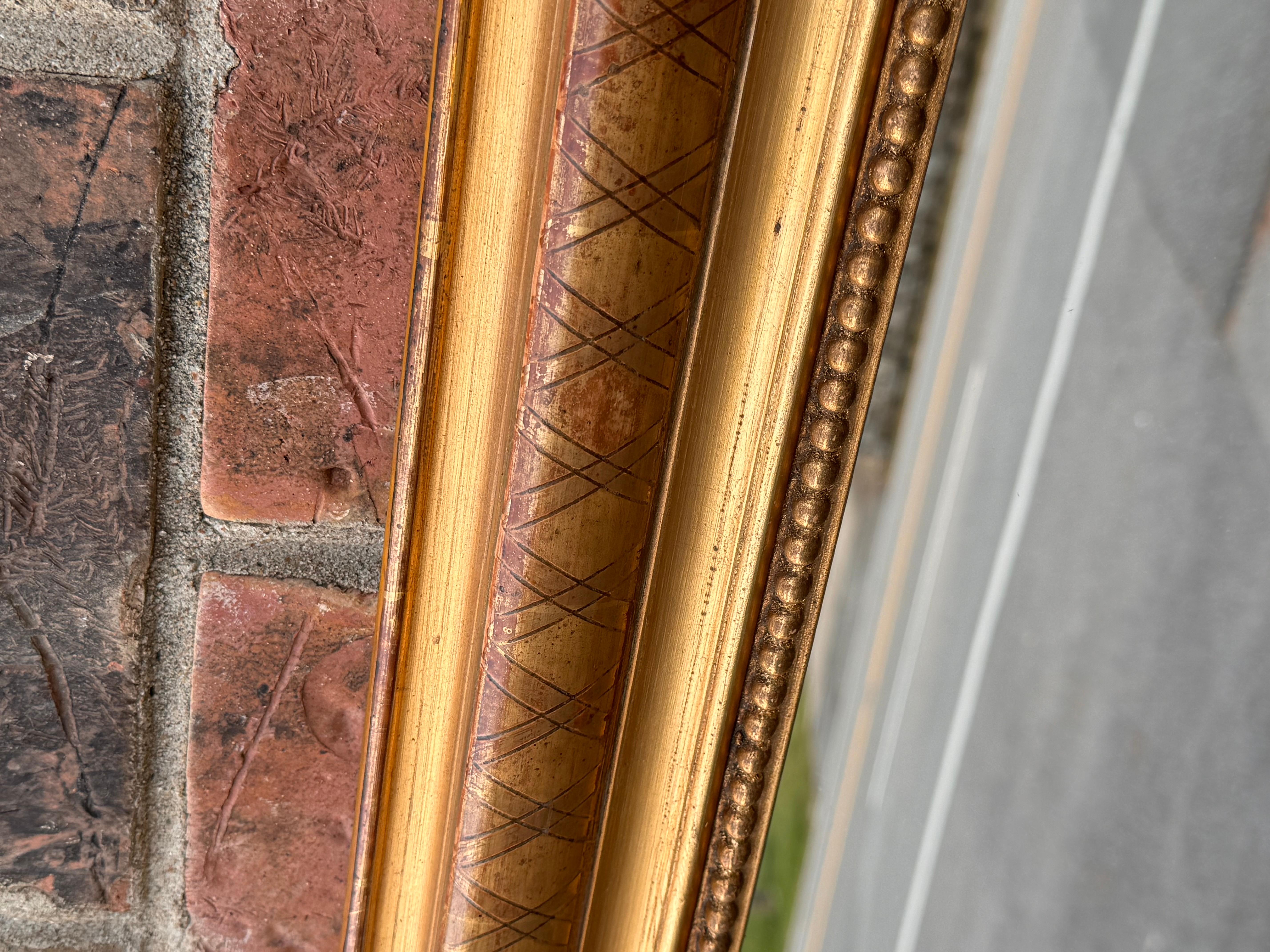 Questo splendido specchio di Philips ha una bellissima cornice in foglia d'oro con sfumature rosse.
Questa grande dimensione sarebbe perfetta per un corridoio o una credenza in sala da pranzo, ma anche per un bagno in polvere!

DIMENSIONI
28ʺW × 2ʺD