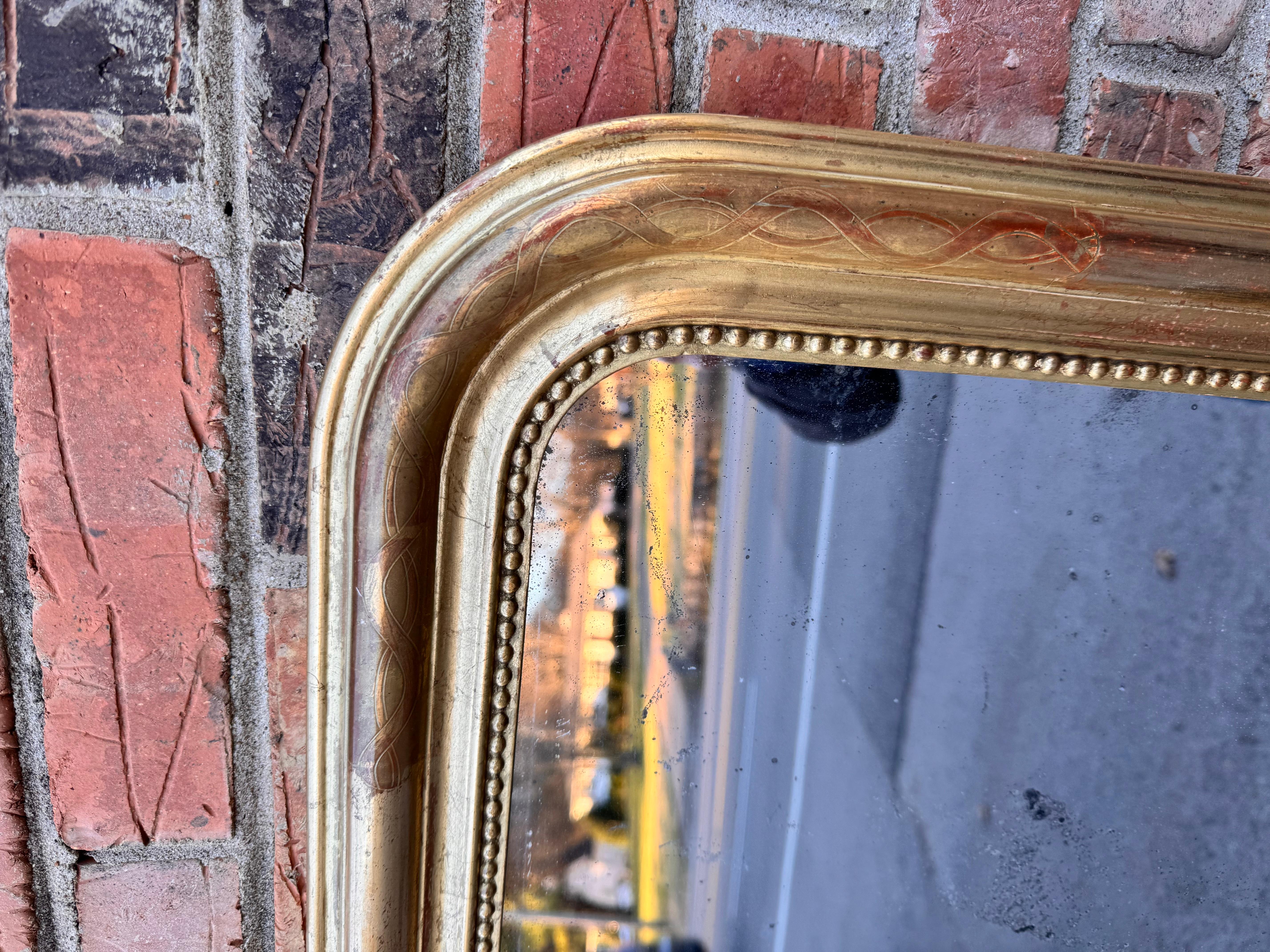 Il s'agit d'un magnifique miroir français du 19ème siècle qui est le meilleur de sa catégorie ! Avec ses étonnants ornements dorés, tels que ses bordures sculptées à la main, ce miroir ne manquera pas de faire grande impression dans n'importe quel