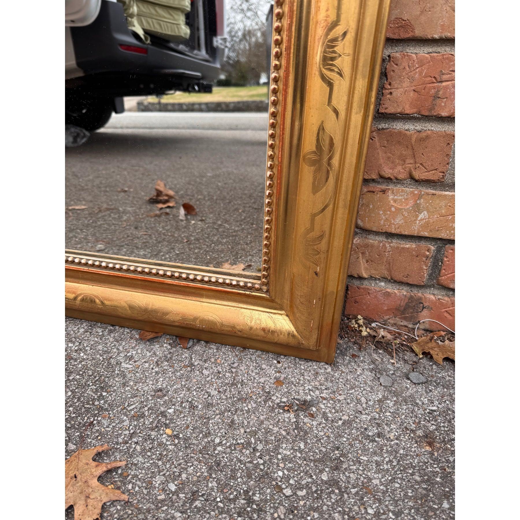 Magnifique miroir français Louie Phillips du 19e siècle. Il présente un motif élaboré sculpté à la main et une bordure intérieure perlée, sans aucune partie manquante. Les miroirs de ce style, nommé d'après le roi français Louis-Philippe qui régna