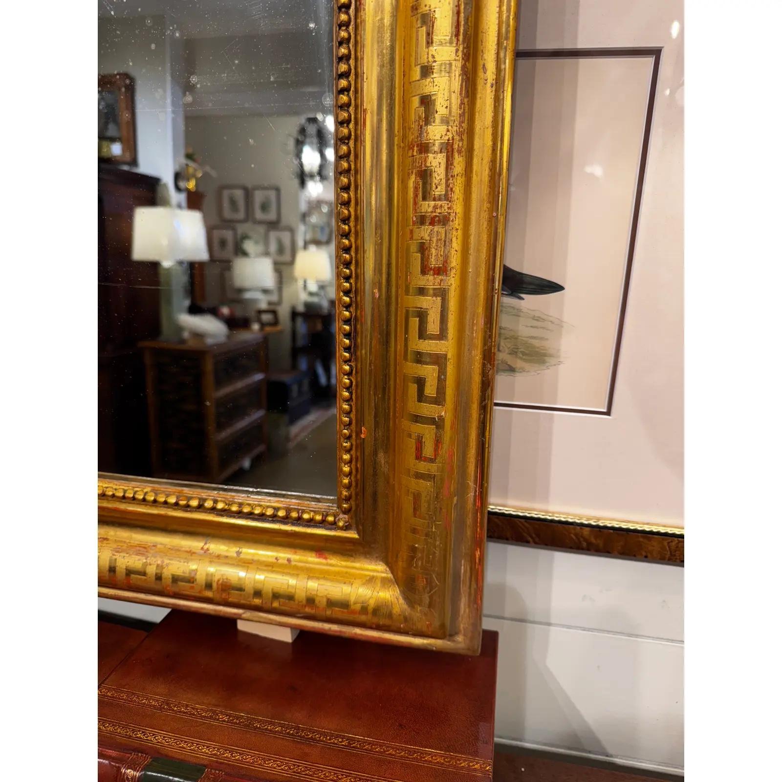 Il s'agit d'un magnifique miroir Louis Philippe du 19ème siècle. La bordure extérieure présente un ravissant motif de feuilles florales, tandis que la bordure intérieure est un délicat motif de volutes ornementales sculptées à la main. L'or commence