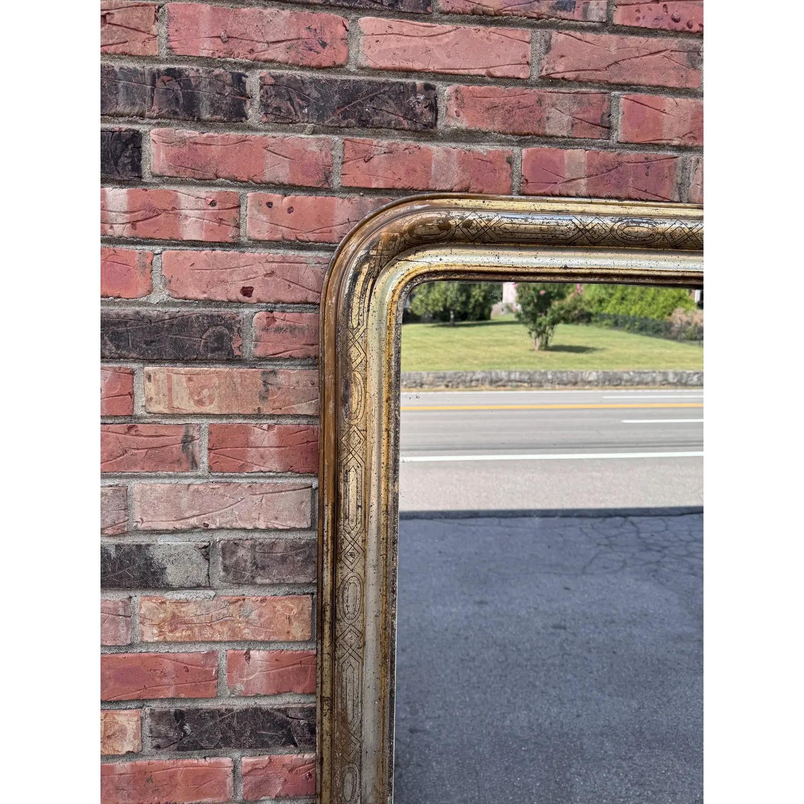 I nostri specchi Louis Philippe sono molto apprezzati! Questo esemplare è privo di difetti nel suo riflesso ed è sostenuto da una robusta cornice in legno dorato. Ha viaggiato dalla Francia del XIX secolo per arrivare nel tuo spazio vitale e viene