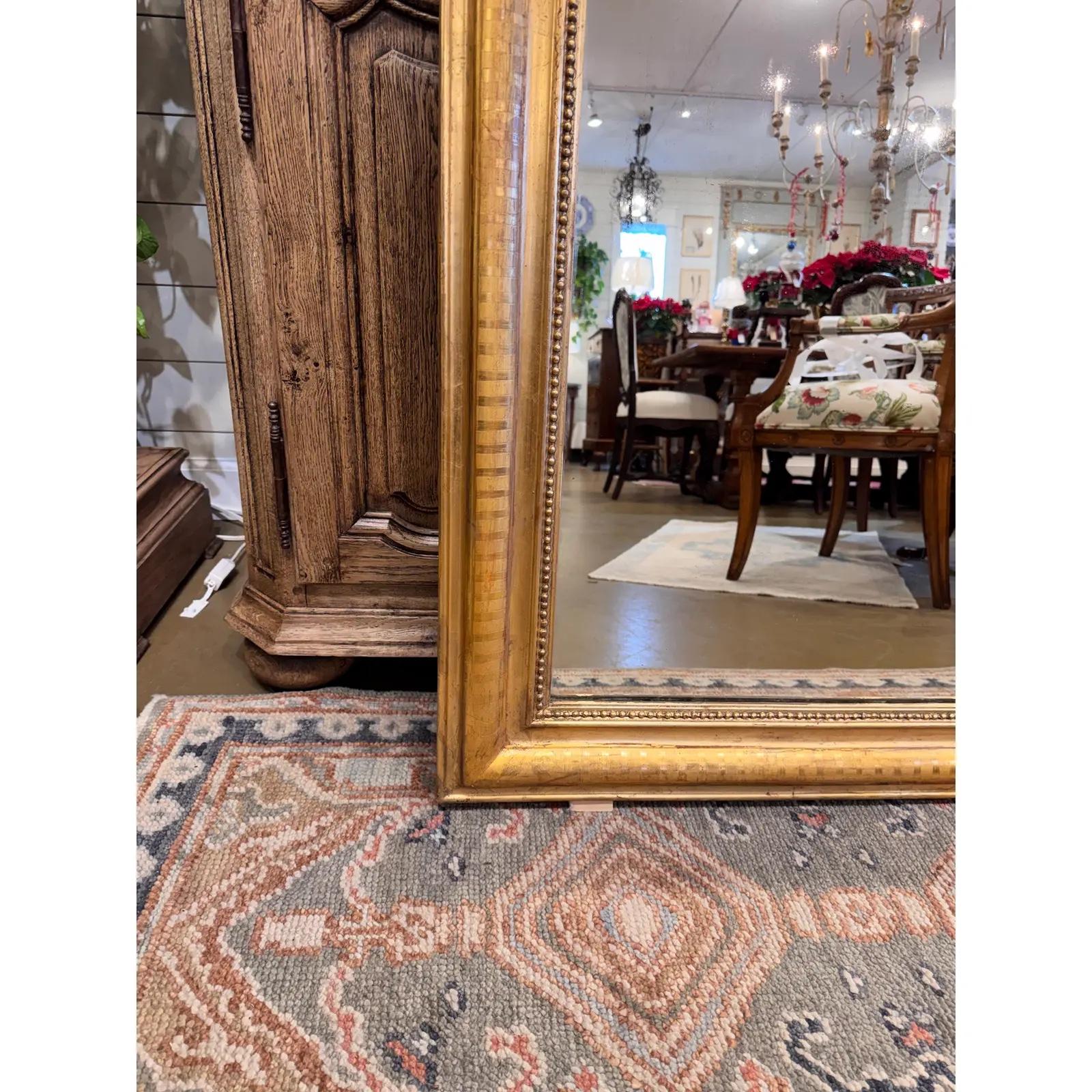 Questo è uno splendido specchio Louis Philippe del XIX secolo! Lo specchio presenta un design modellato con un motivo intagliato a mano sui bordi esterni. La doratura si sta consumando in alcuni punti, il che è un buon indicatore della vecchiaia