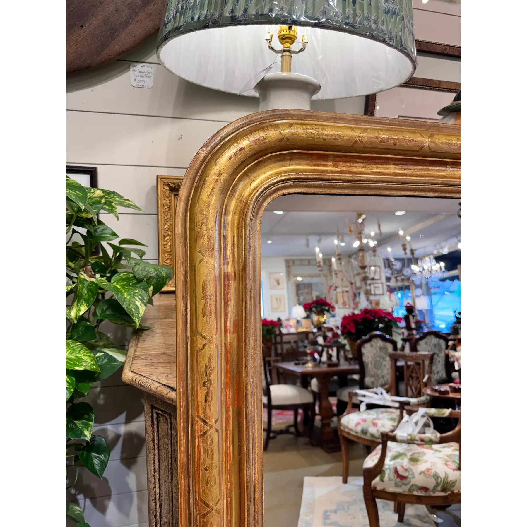 Questo è uno splendido specchio Louis Philippe del XIX secolo! Lo specchio presenta un design modellato con un motivo intagliato a mano sui bordi esterni. La doratura si sta consumando in alcuni punti, il che è un buon indicatore della vecchiaia