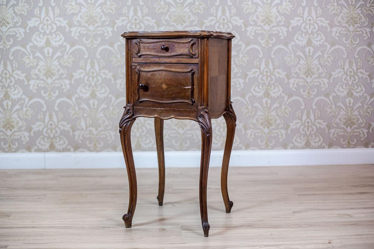 Nous vous présentons une table de nuit Louis Philippe de la seconde moitié du 19ème siècle.
L'ensemble est posé sur des pieds hauts et courbés, et surmonté d'une plaque de marbre encastrée dans la partie supérieure.
De plus, l'intérieur de la