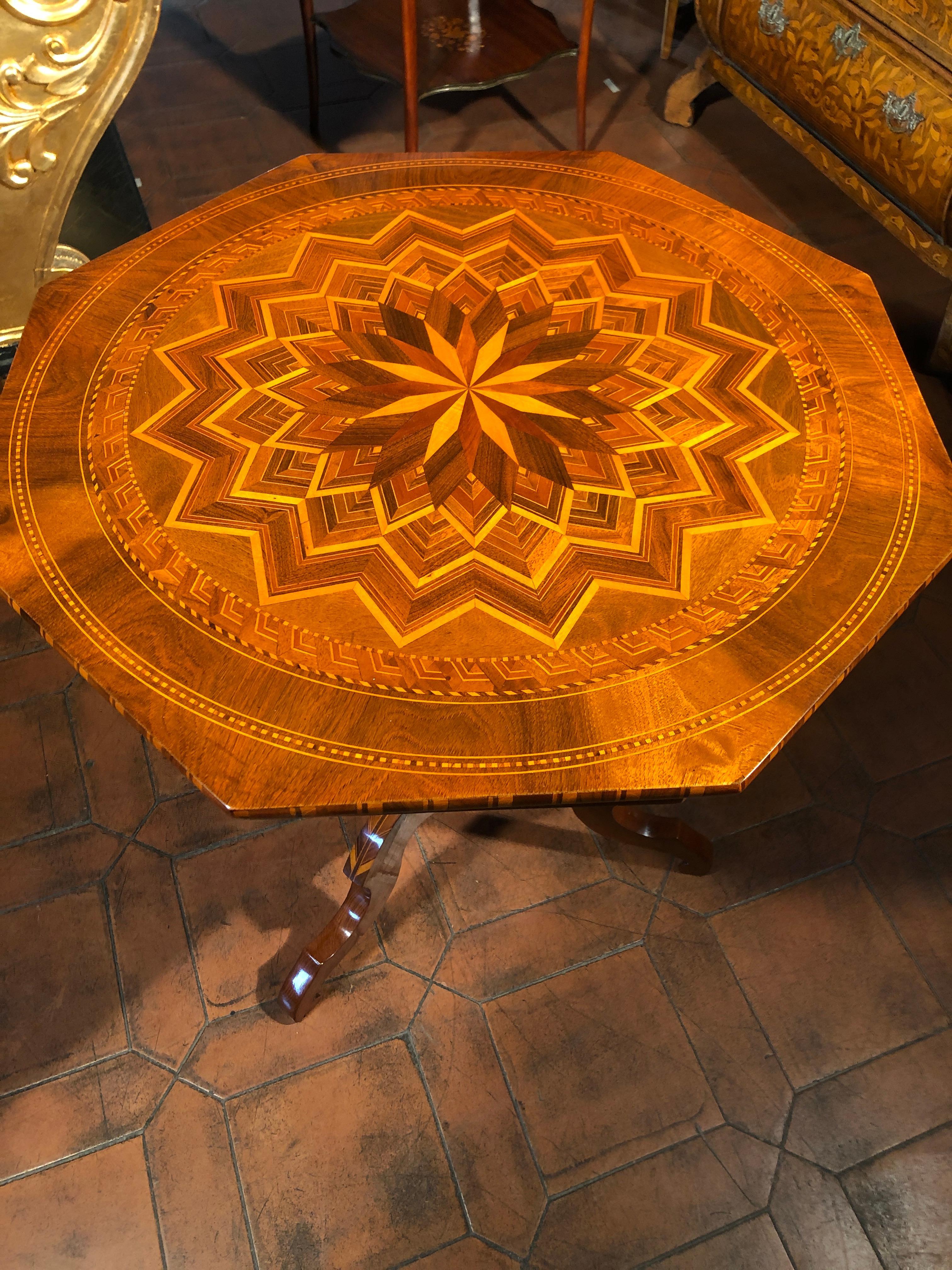 Inlaid coffee table of Italian origin, Rolo. Made of walnut wood and finely inlaid in the manner of the Sorrento school, late 19th century, octagonal shape. Restored and polished in spirit and shellac.