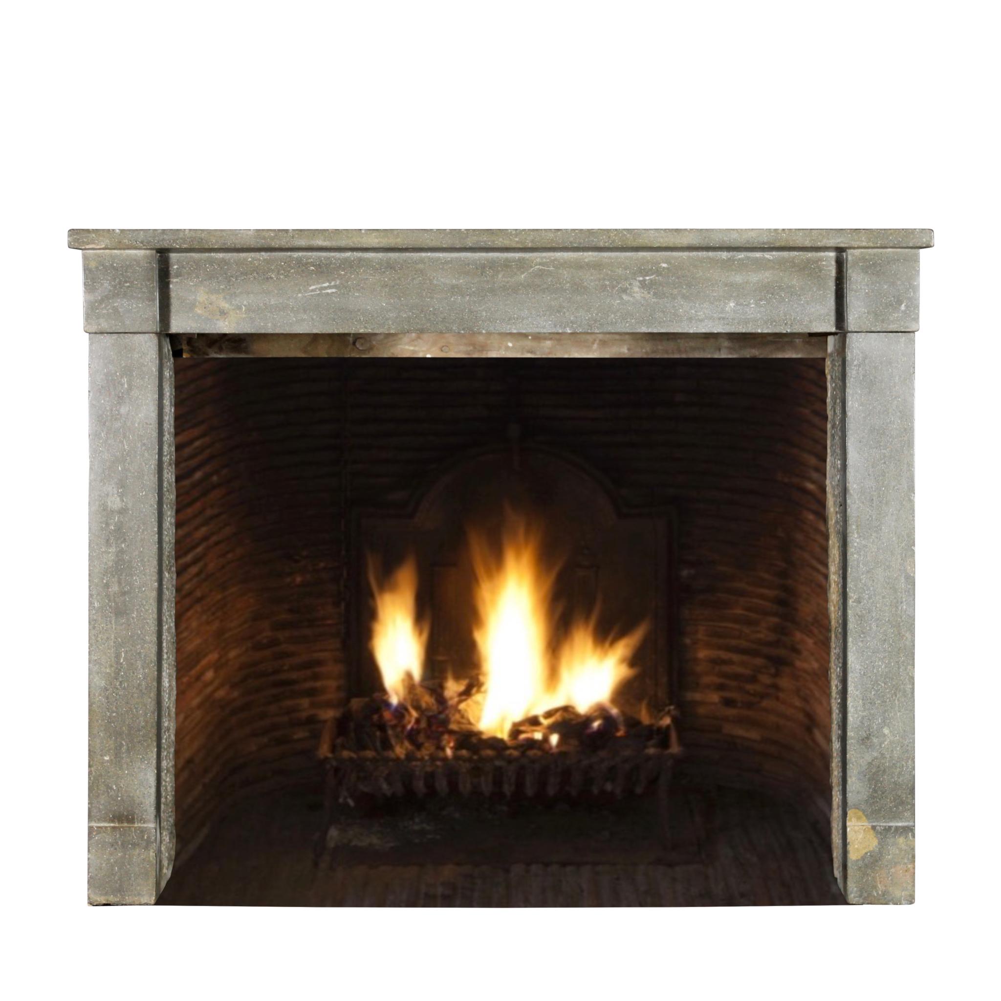 This fine 19th century European antique fireplace surround in a bicolor marble hard stone/marble has return pieces that can be used for a smaller upper mantle. The piece has straight lines and can be used in a contemporary or modern interior.