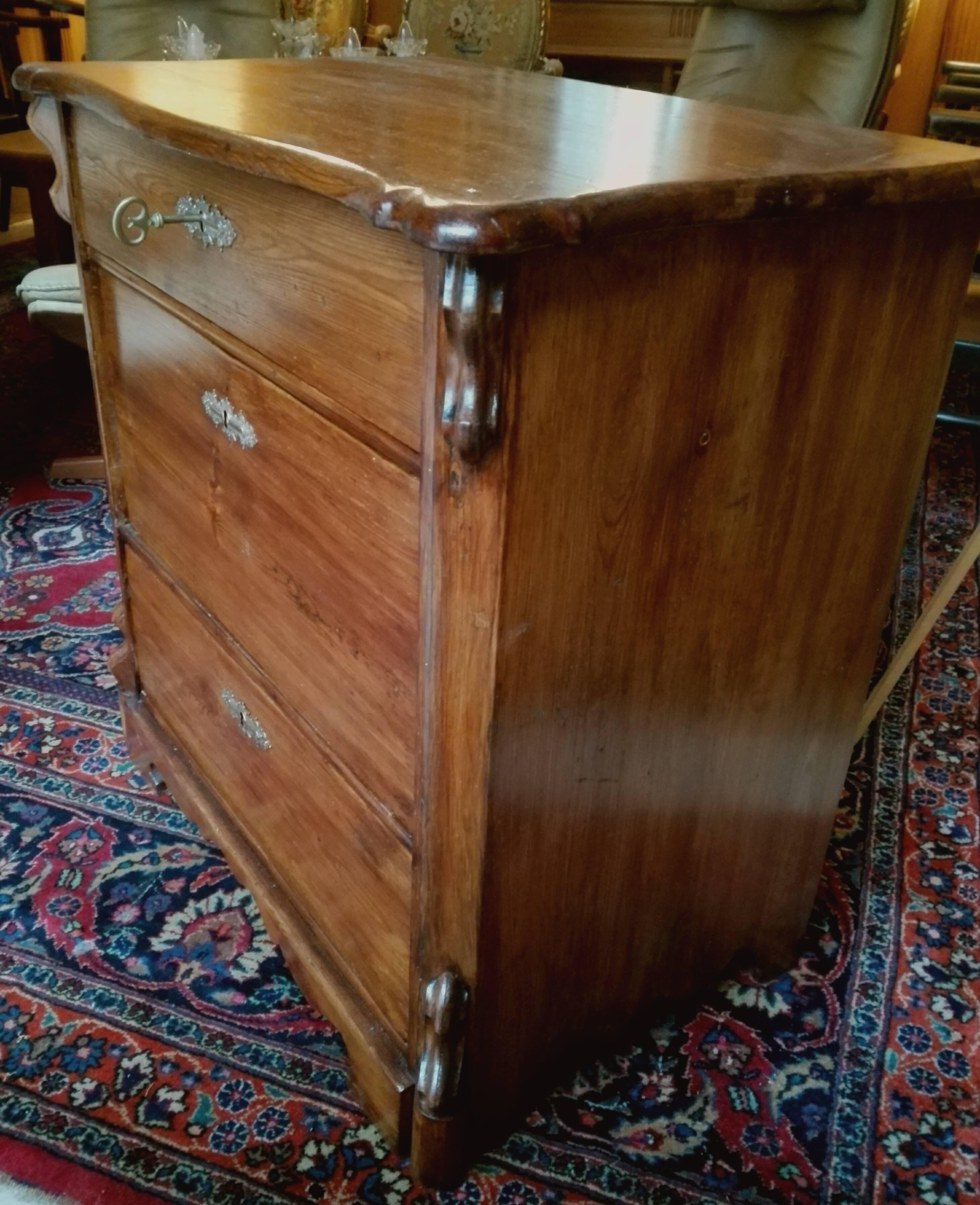 Danish 19th Century Louis Philippe Pinewood Chest of Drawers Restored Schellack Patina For Sale